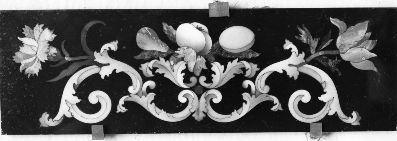 fiori e frutta (formella) - manifattura granducale (prima metà XVIII)