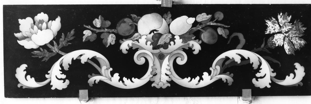 ornati, frutta, fiori (formella) - manifattura granducale (prima metà XVIII)
