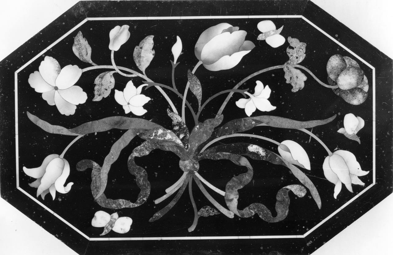 fiori (formella) - manifattura granducale (ultimo quarto XVII)