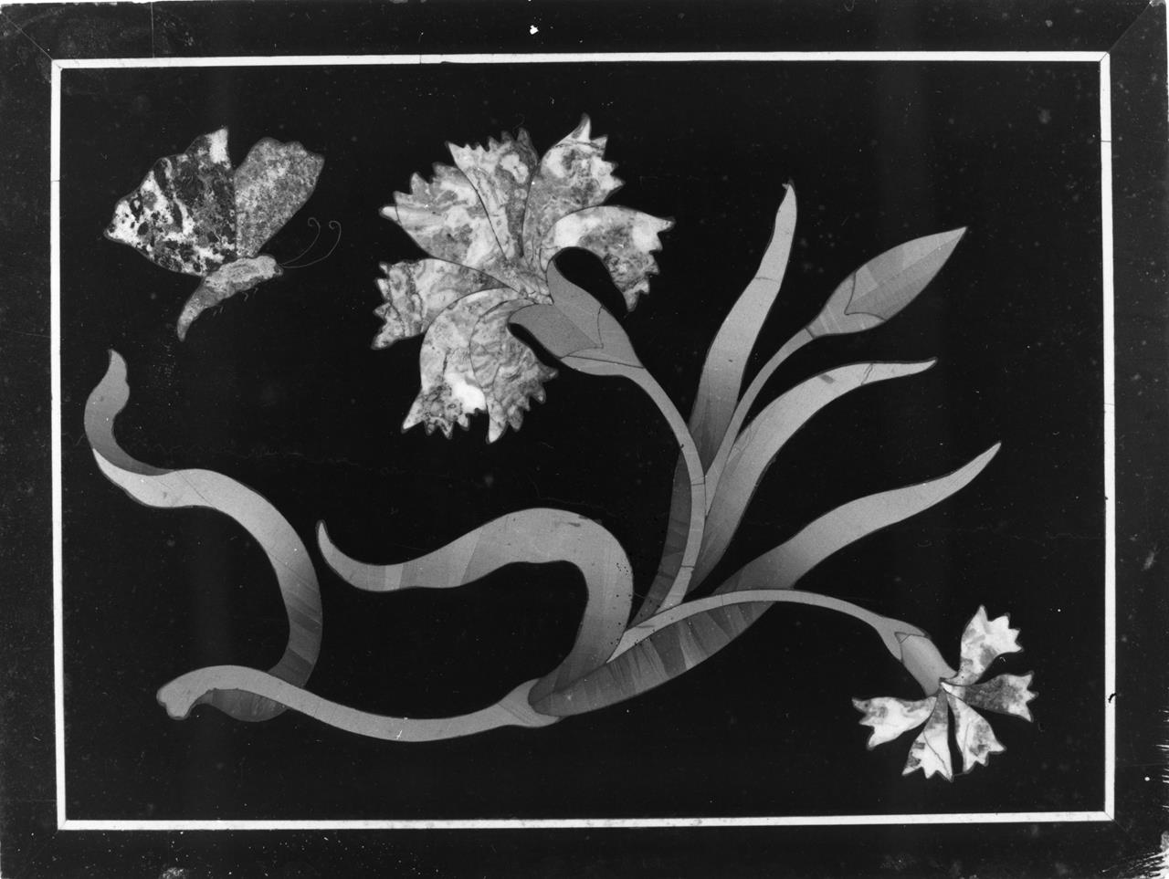 Garofano e farfalla (formella) - manifattura granducale (ultimo quarto XVII)