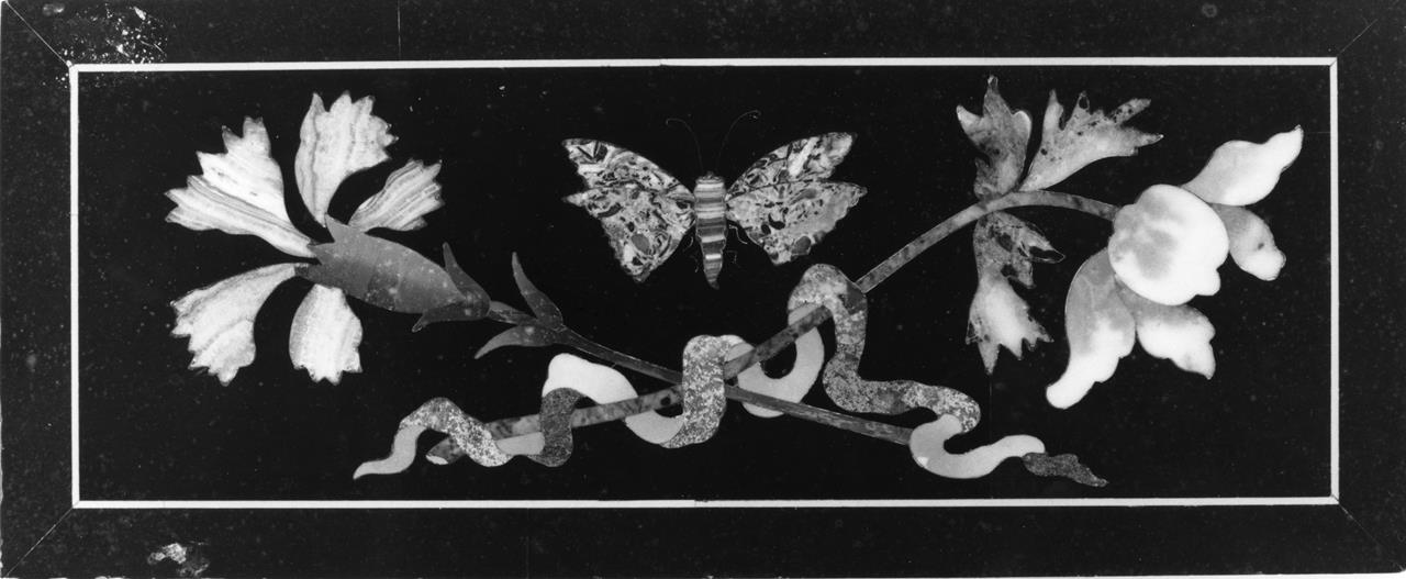 fiori e farfalla (formella) - manifattura granducale (fine XVII)