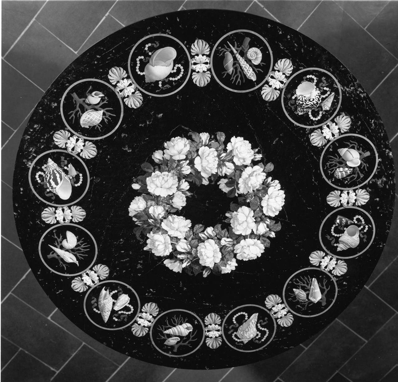 Ghirlanda di rose bianche contornata da gruppi di conchiglie (tavolo) - manifattura fiorentina (XIX)