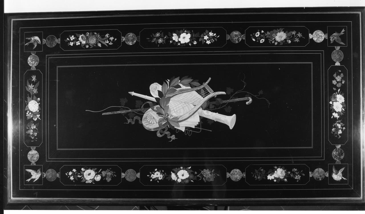 Emblemi musicali e fiori (tavolo) - manifattura fiorentina (XIX)