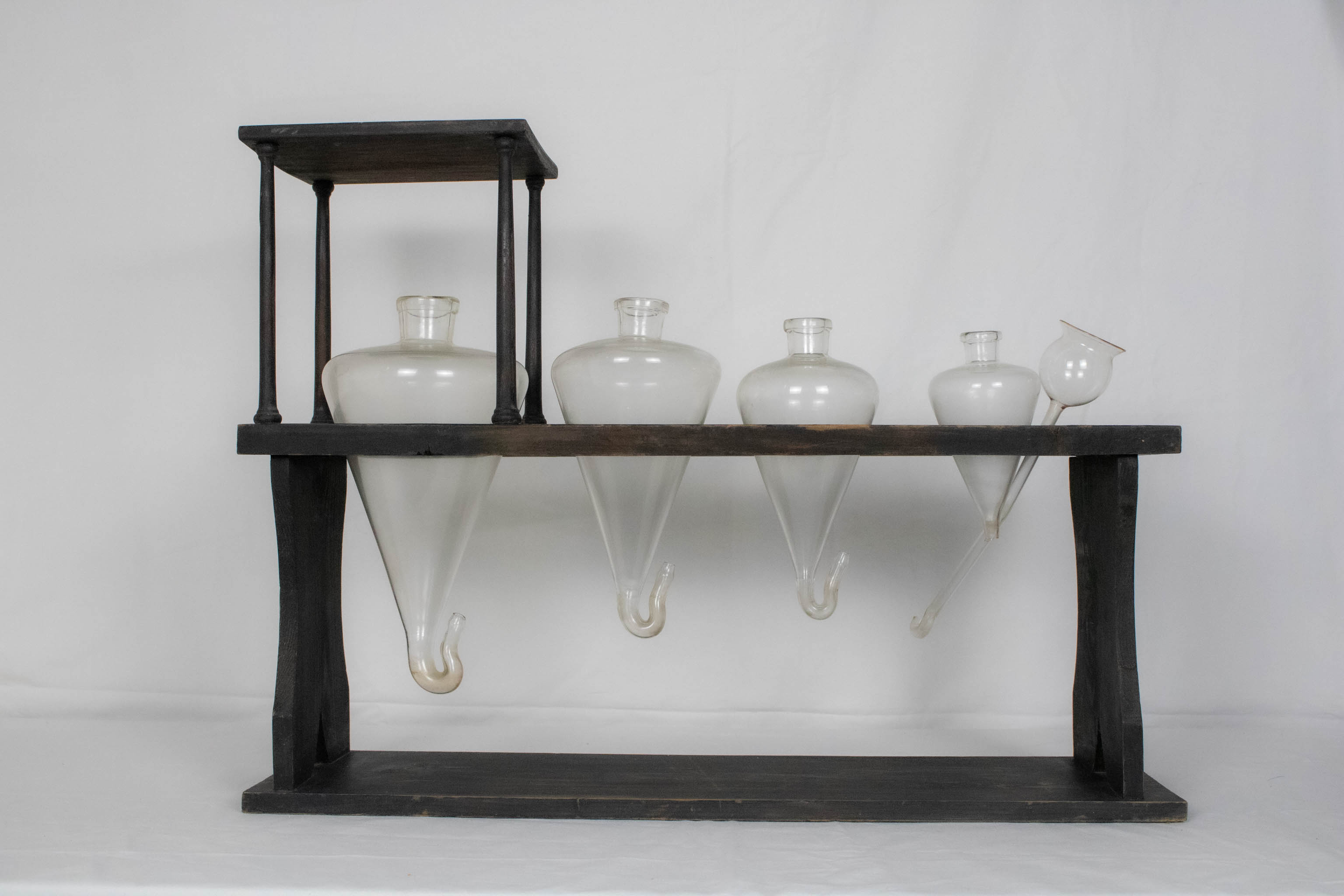 Rack di sedimentazione per coni di Imhoff e imbuti separatori (anni trenta XX)