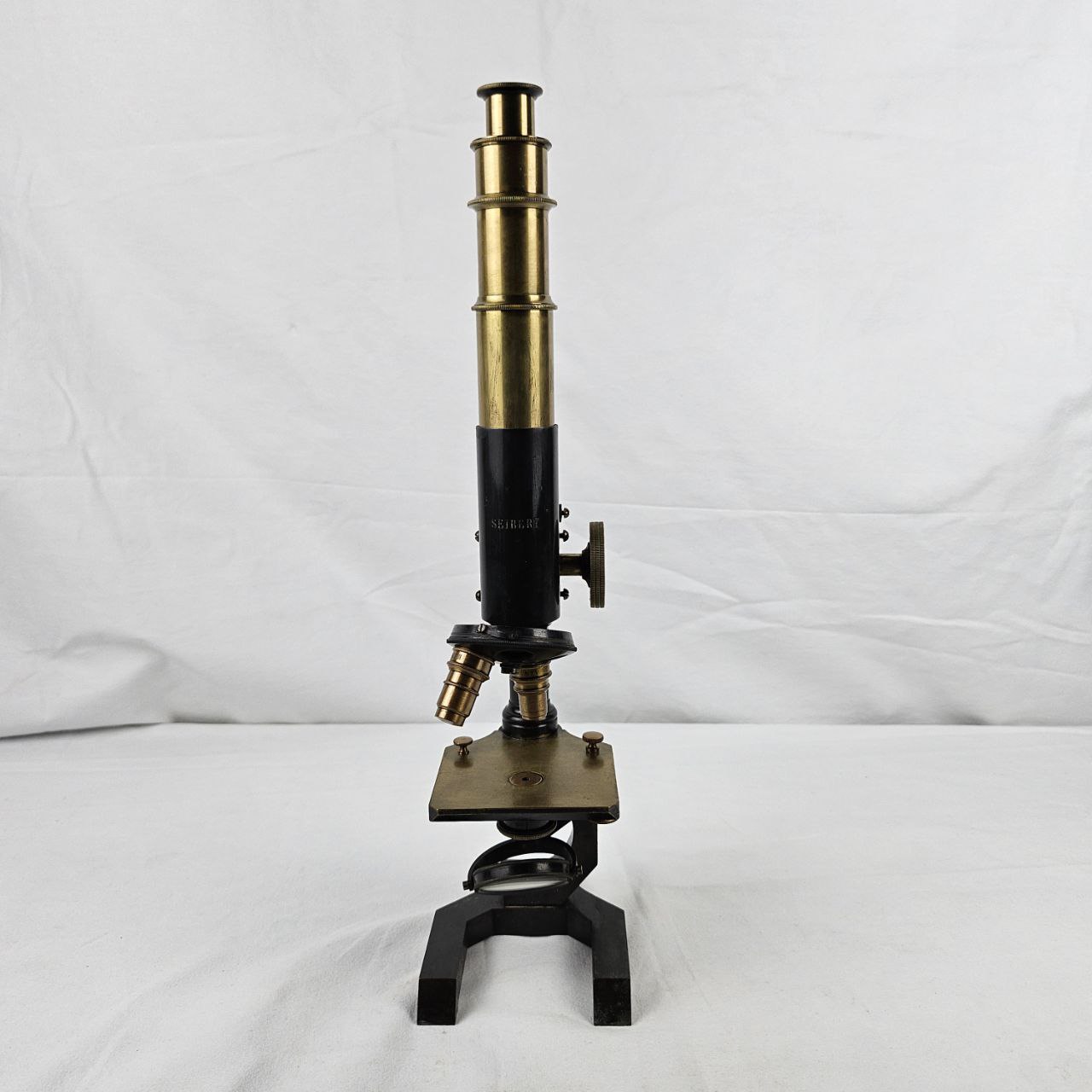 microscopio, a colonna con cremagliera di Seibert Wetzlar - manifattura tedesca (fine/ inizio XIX/ XX)