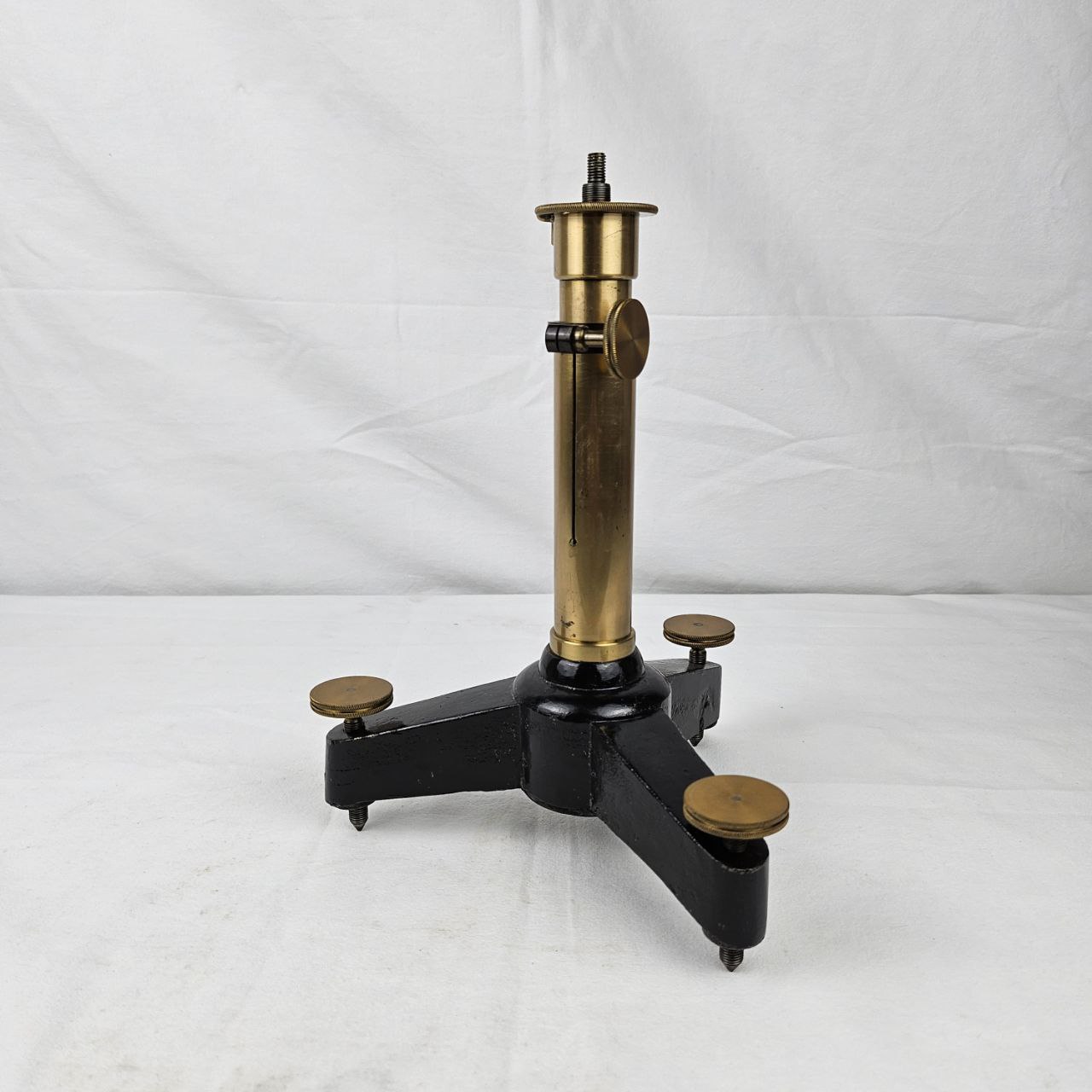 base, treppiedi (metà XXI)