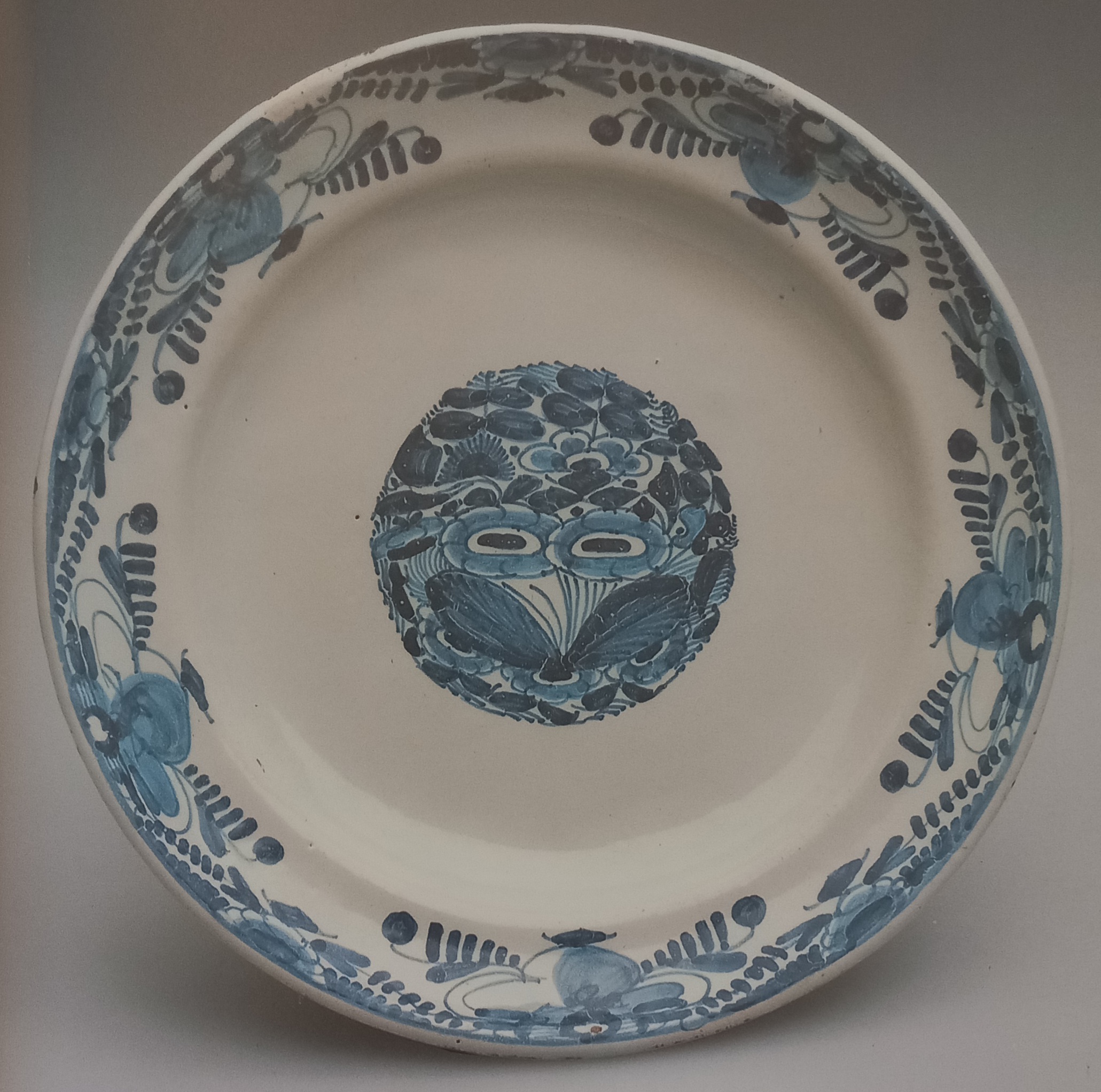 piatto, opera isolata di Antonibon, Giovanni Battista (bottega) - manifattura novese (secondo quarto XVIII)