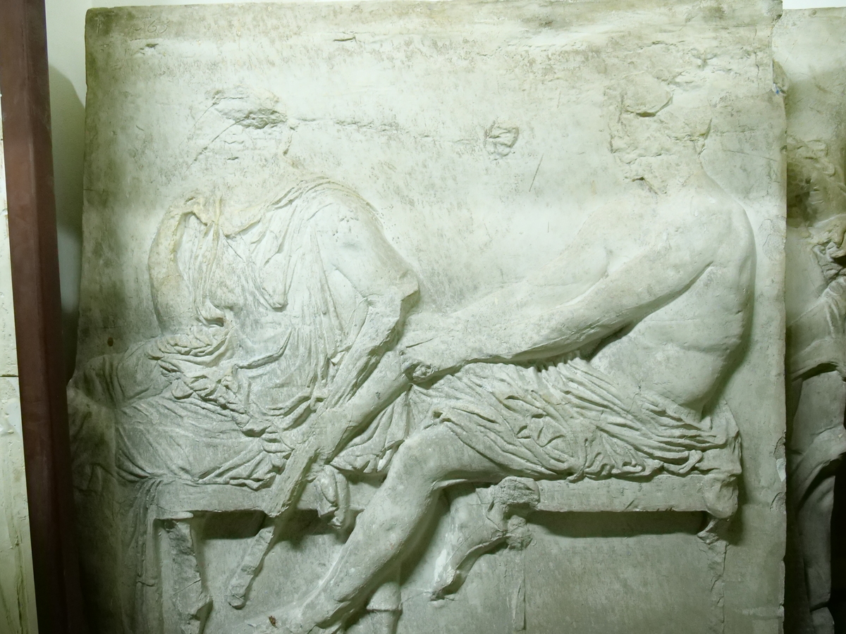 Demetra e Ares che assistono alla processione, dal fregio meridionale del Partenone, Figure divine (scultura/copia, elemento d'insieme) - ambito italiano (primo quarto XX)