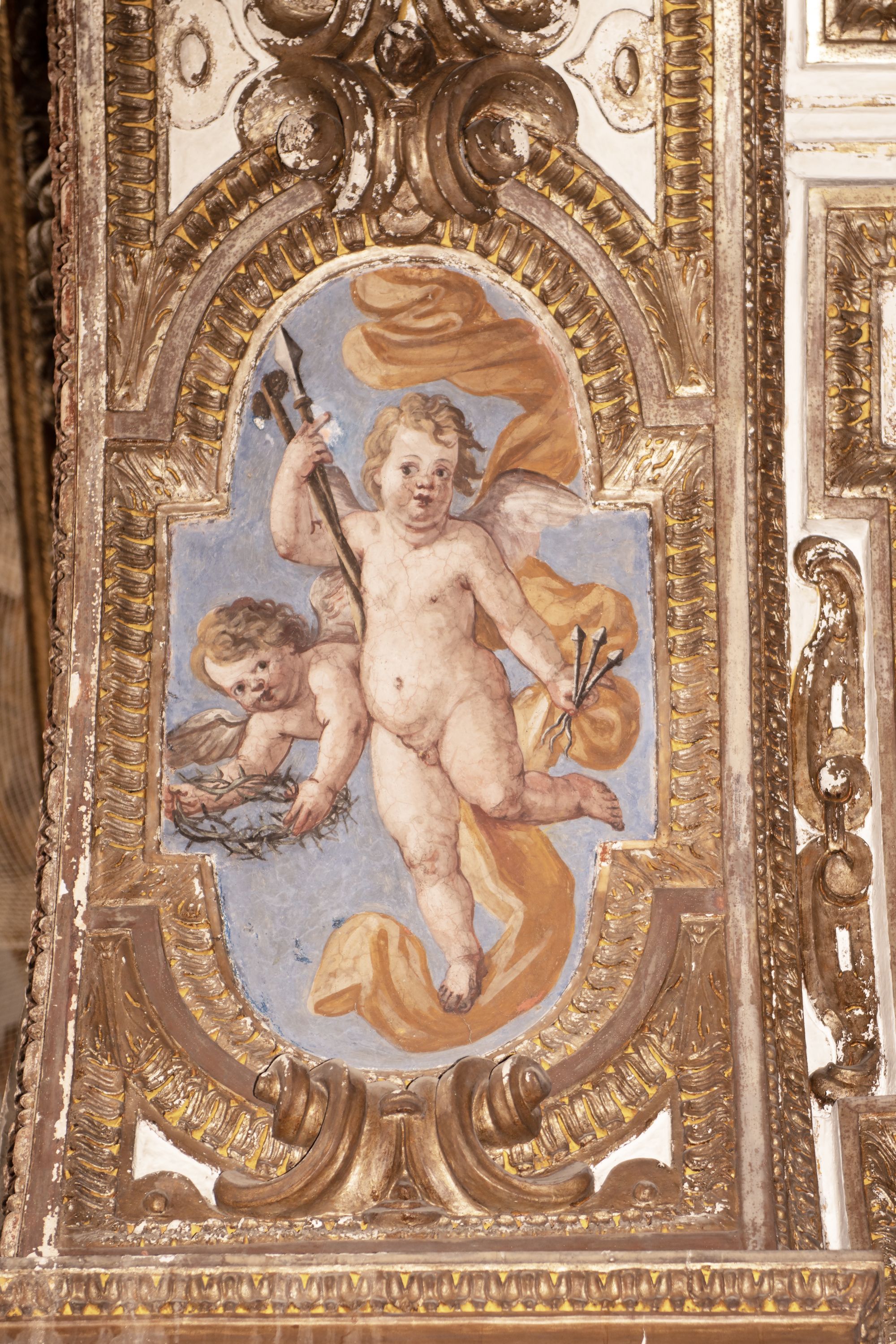angeli con i simboli della passione (decorazione plastico-pittorica, elemento d'insieme) di De Popoli Giacinto (maniera) (sec. XVII)