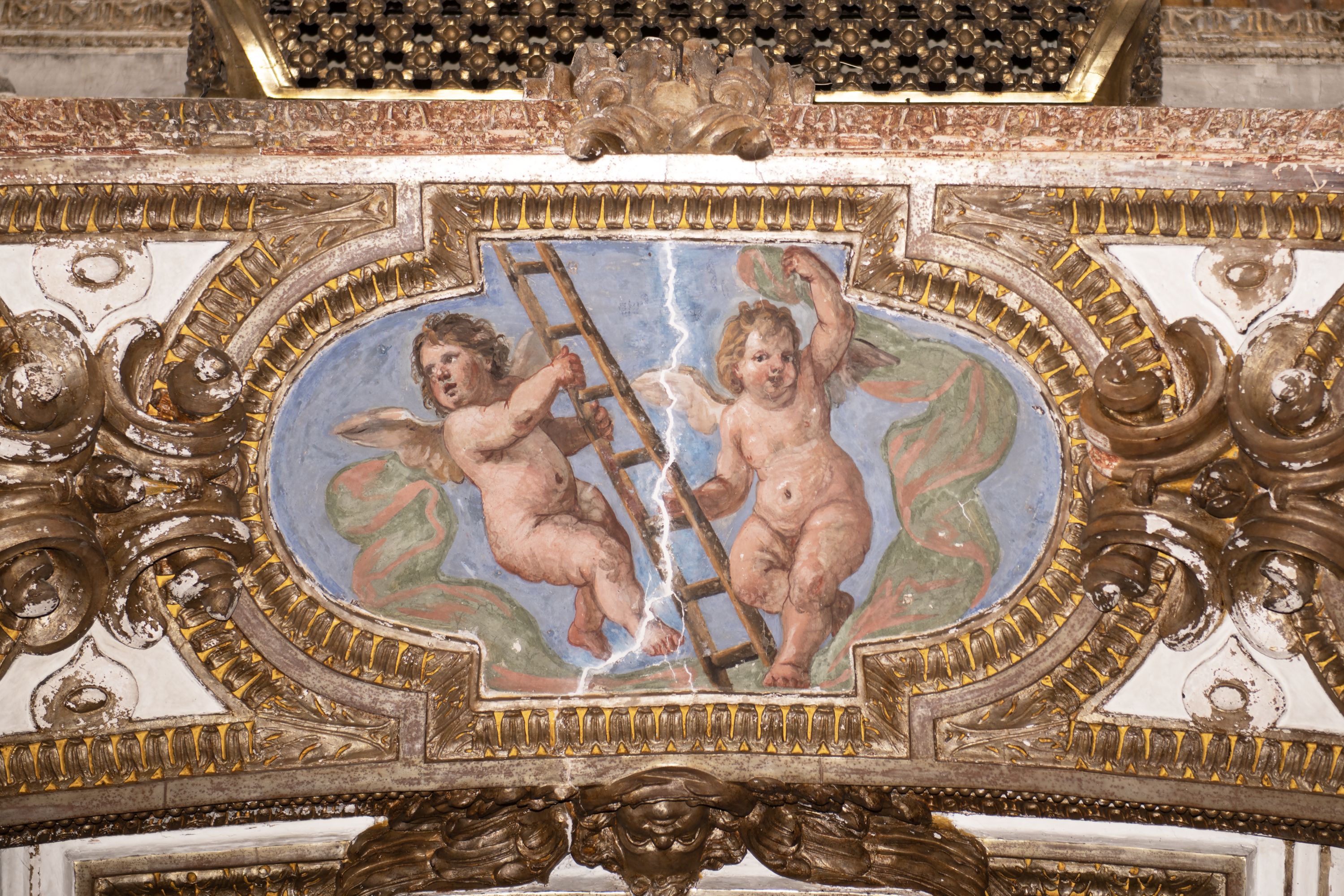 angeli con simboli della passione (decorazione plastico-pittorica, elemento d'insieme) di De Popoli Giacinto (maniera) (sec. XVII)
