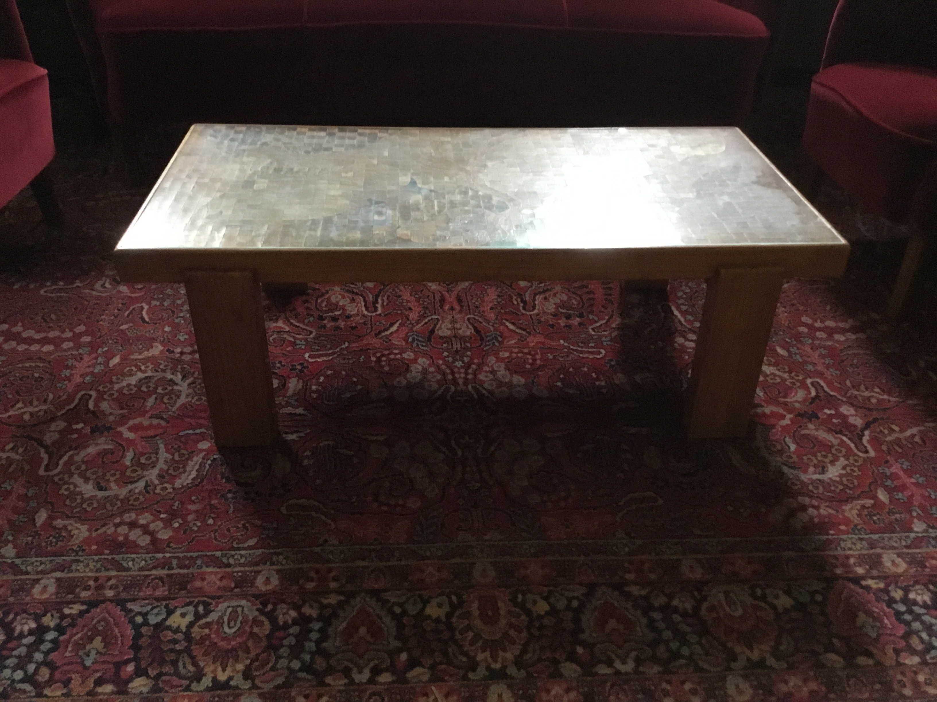 Tavolino con mosaico a tessere lignee raffiguranti una scenna di ambientazione marinasul piano di appoggio, Tavolino in legno con decorazione a tessere lignee di diverse essenze sul piano di appoggio (tavolino da centro, opera isolata) di Alice Psacaropulo (attribuito) - ambito Italia nord-orientale (metà XX)