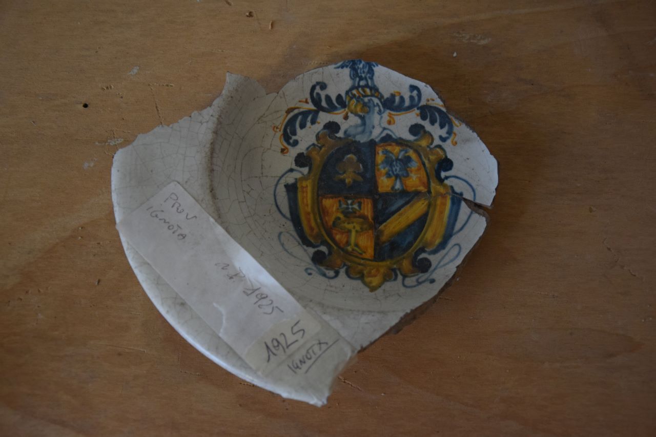 soggetto non rilevabile (piatto, frammento) - bottega Italia meridionale (XVII-XVIII)