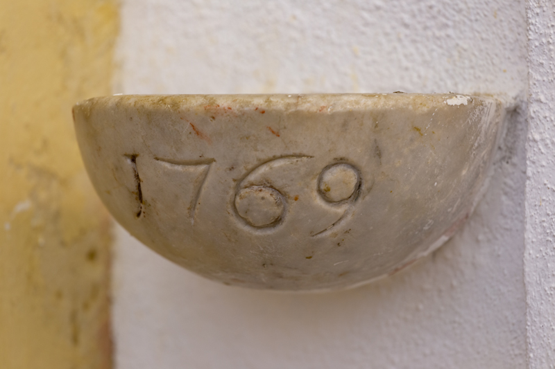 soggetto assente (acquasantiera pensile) - manifattura sarda (XVIII)