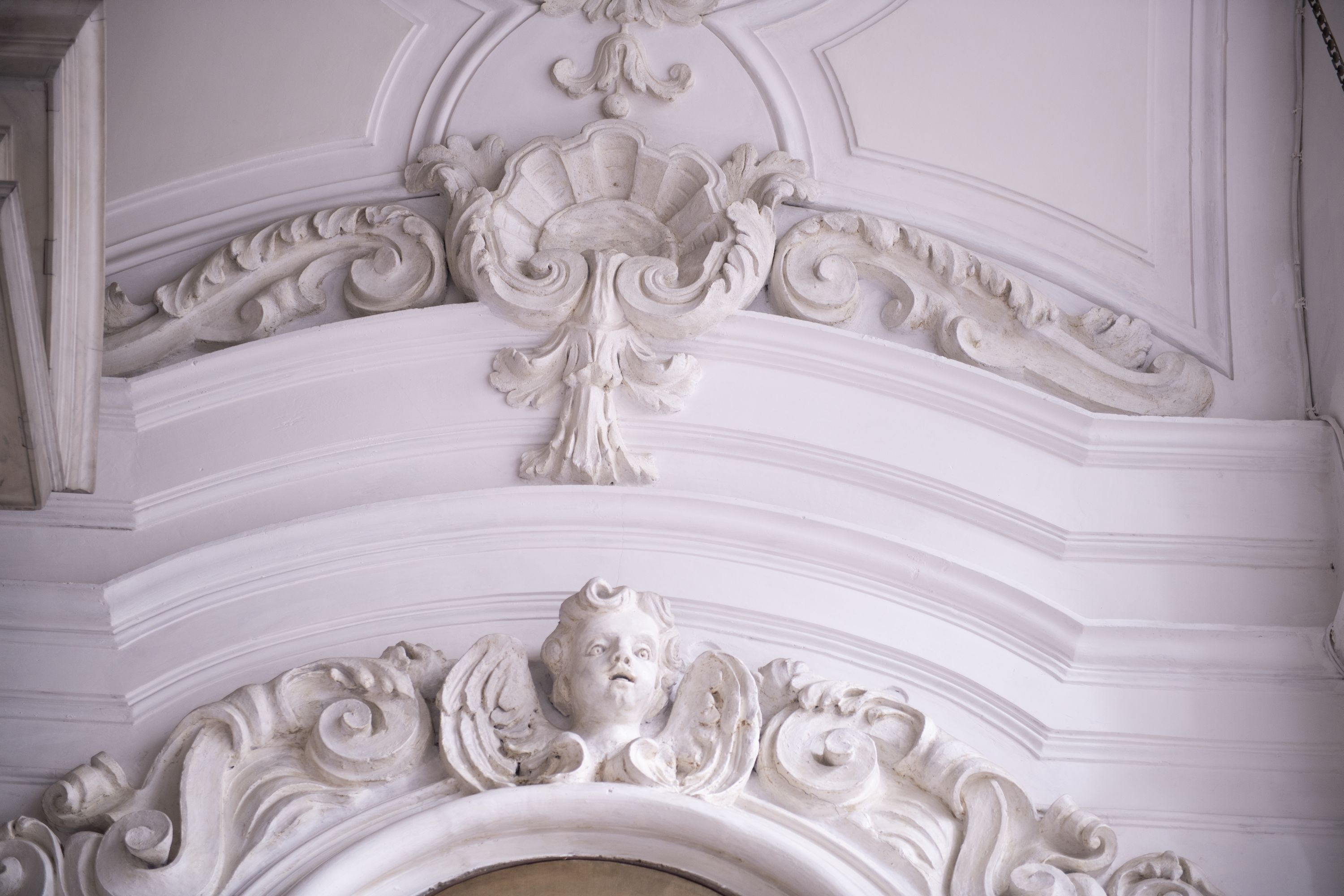 cherubini e motivi decorativi a volute (decorazione plastica) - bottega napoletana (prima metà sec. XVIII)