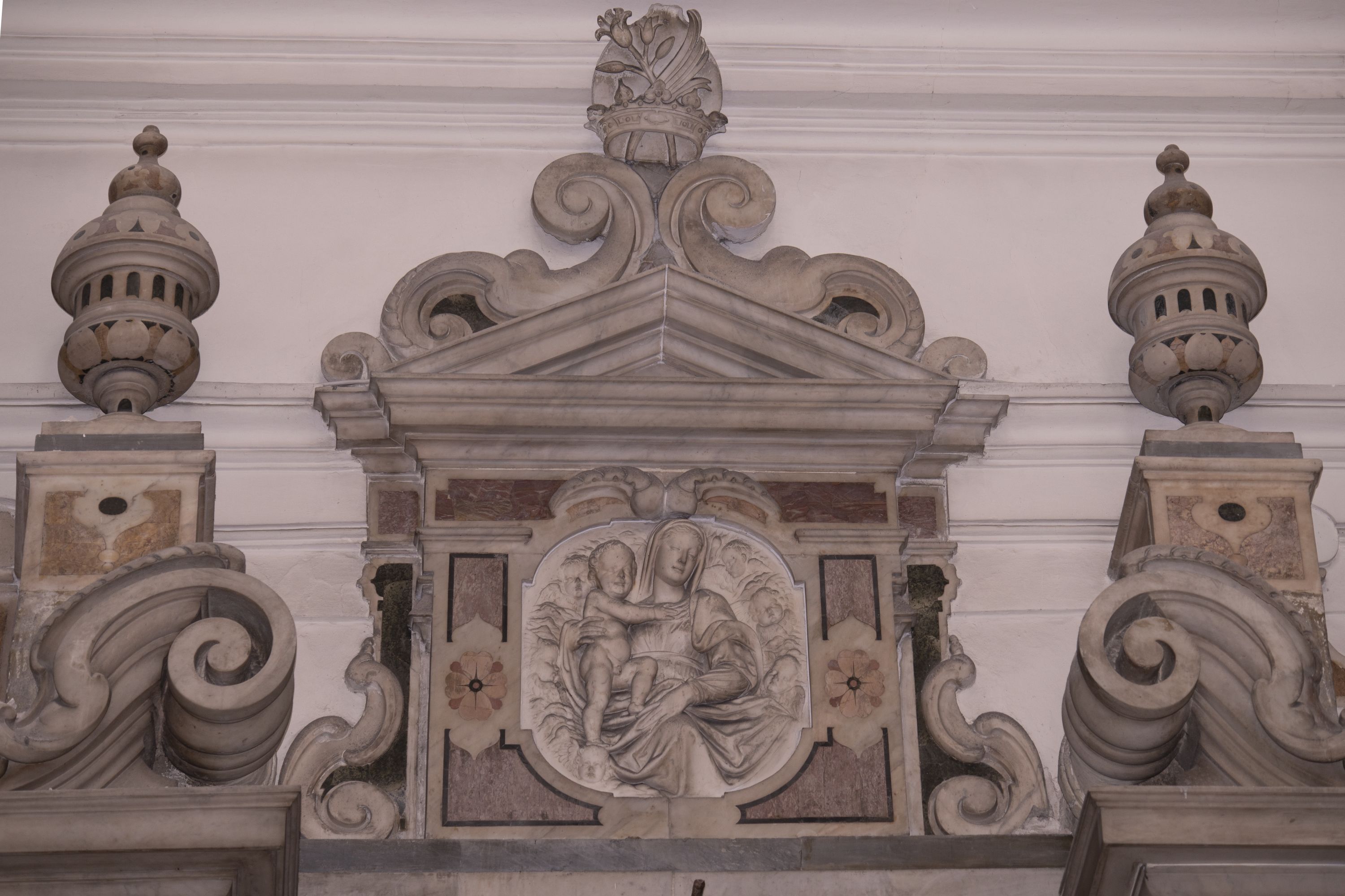 Madonna con bambino (rilievo, elemento d'insieme) - bottega napoletana (seconda metà sec. XVI)