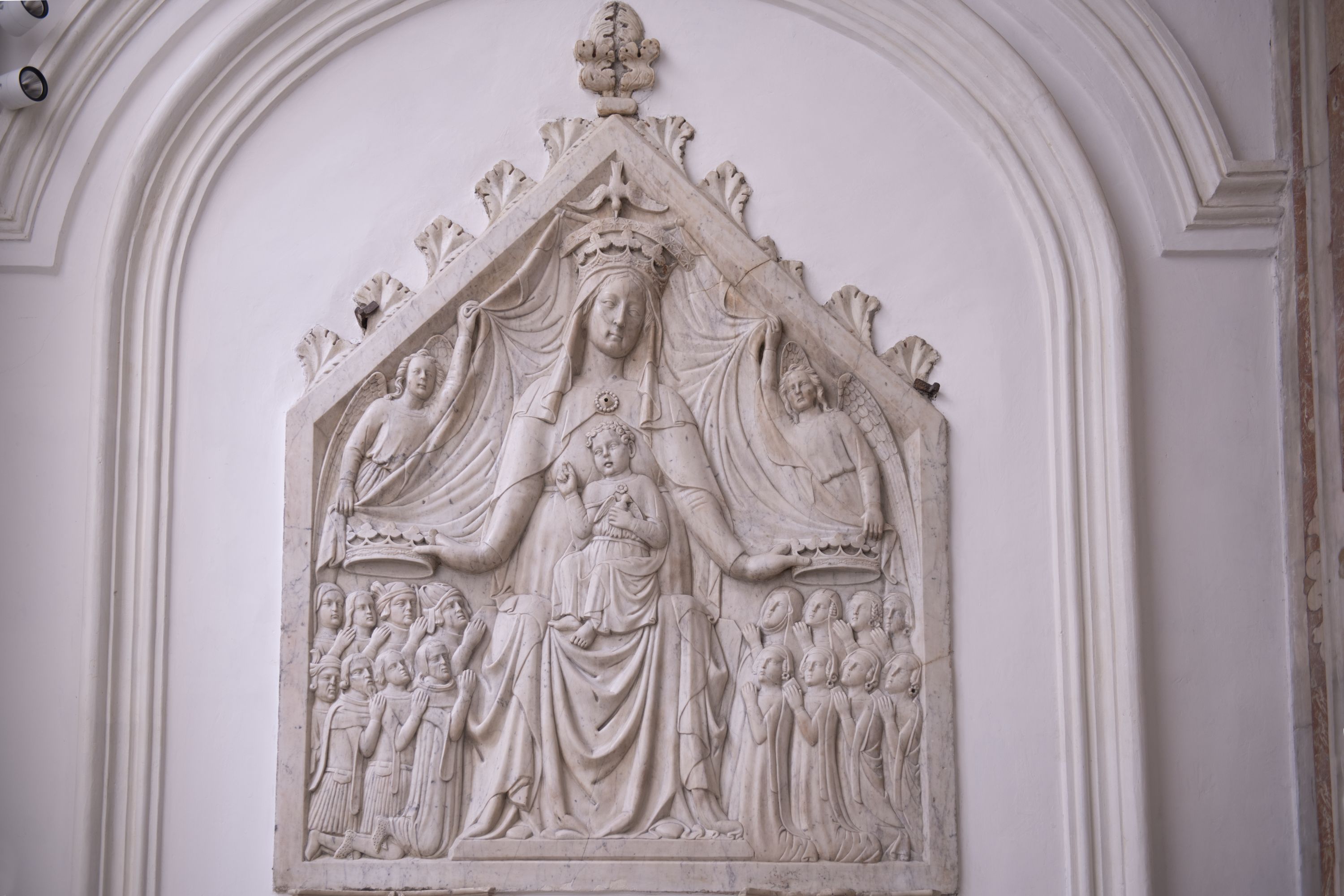 Madonna con Bambino incorona i fedeli in preghiera (rilievo, elemento d'insieme) - ambito napoletano (seconda metà sec. XIV)