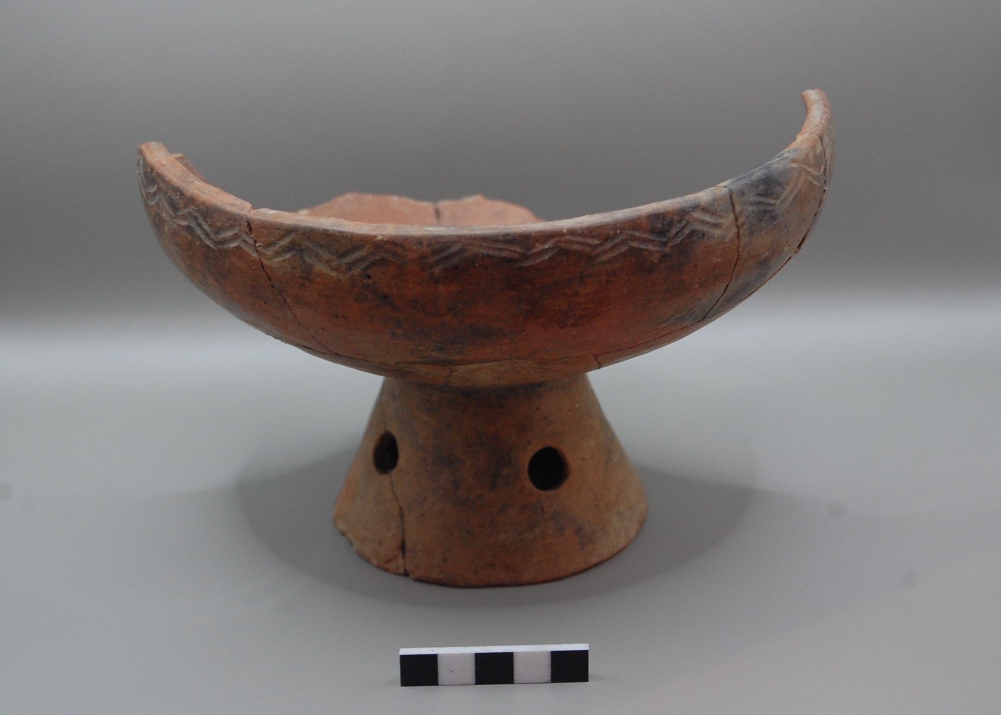 Coppa su alto piede - Cultura di Golasecca (GIC) (Seconda meta' VII sec. a. C)