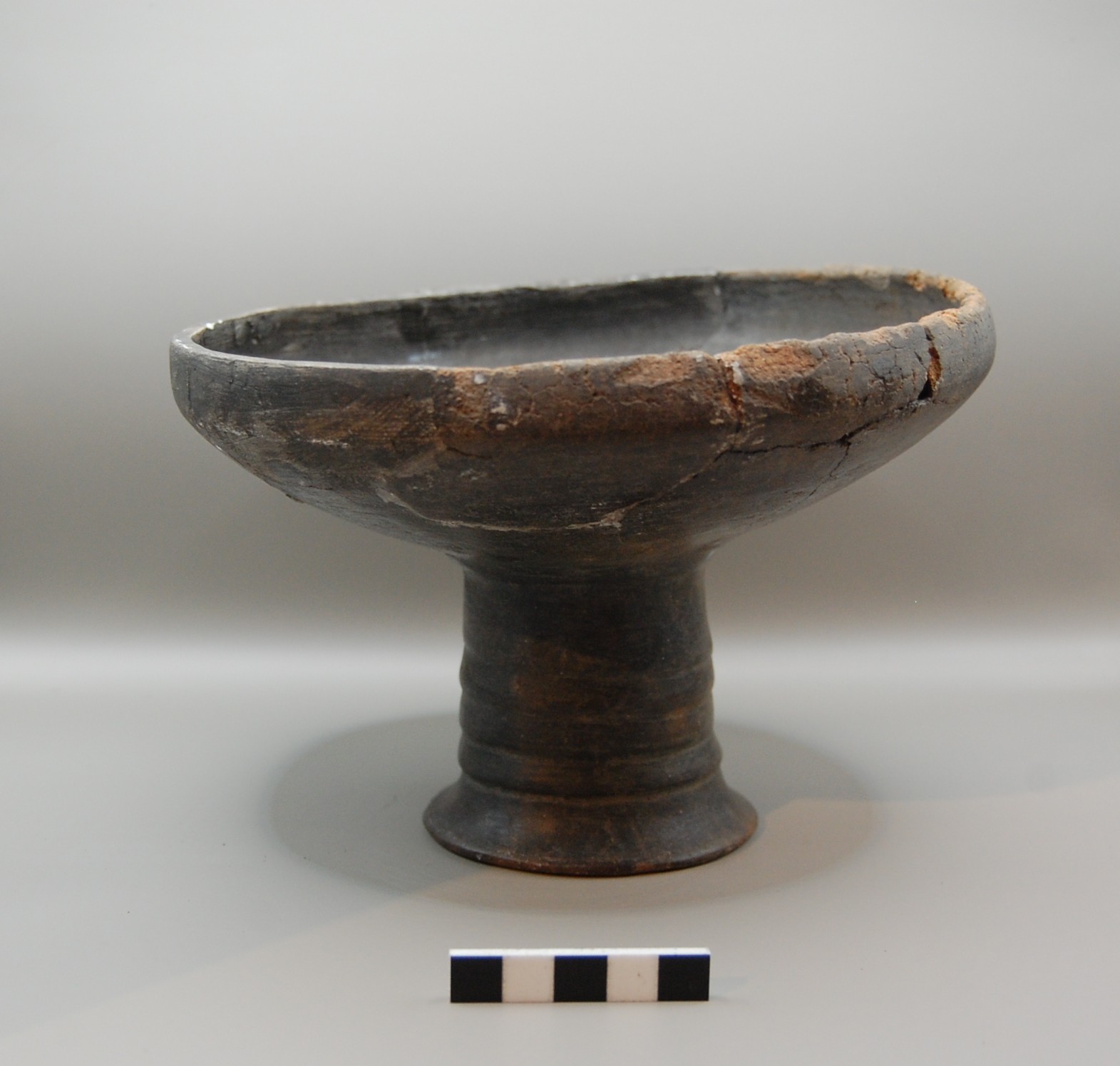 Coppa su alto piede - Cultura di Golasecca (GIIA) (fine/prima metà VII - VI sec. a. C)