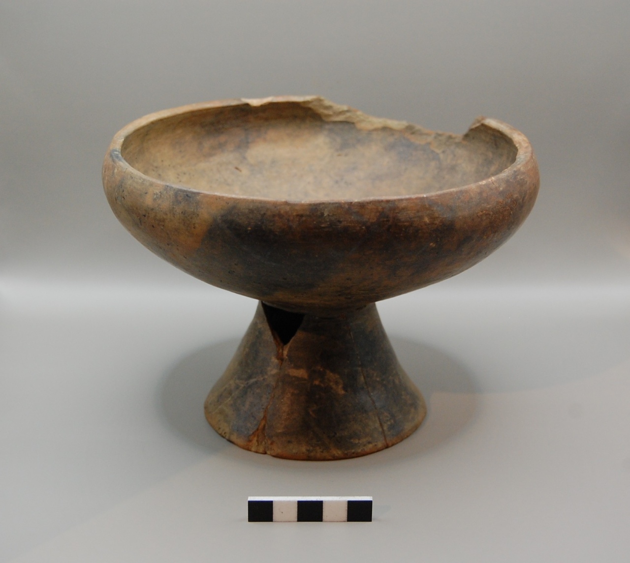 Coppa su alto piede - Cultura di Golasecca (GIC) (seconda metà VII sec. a. C)