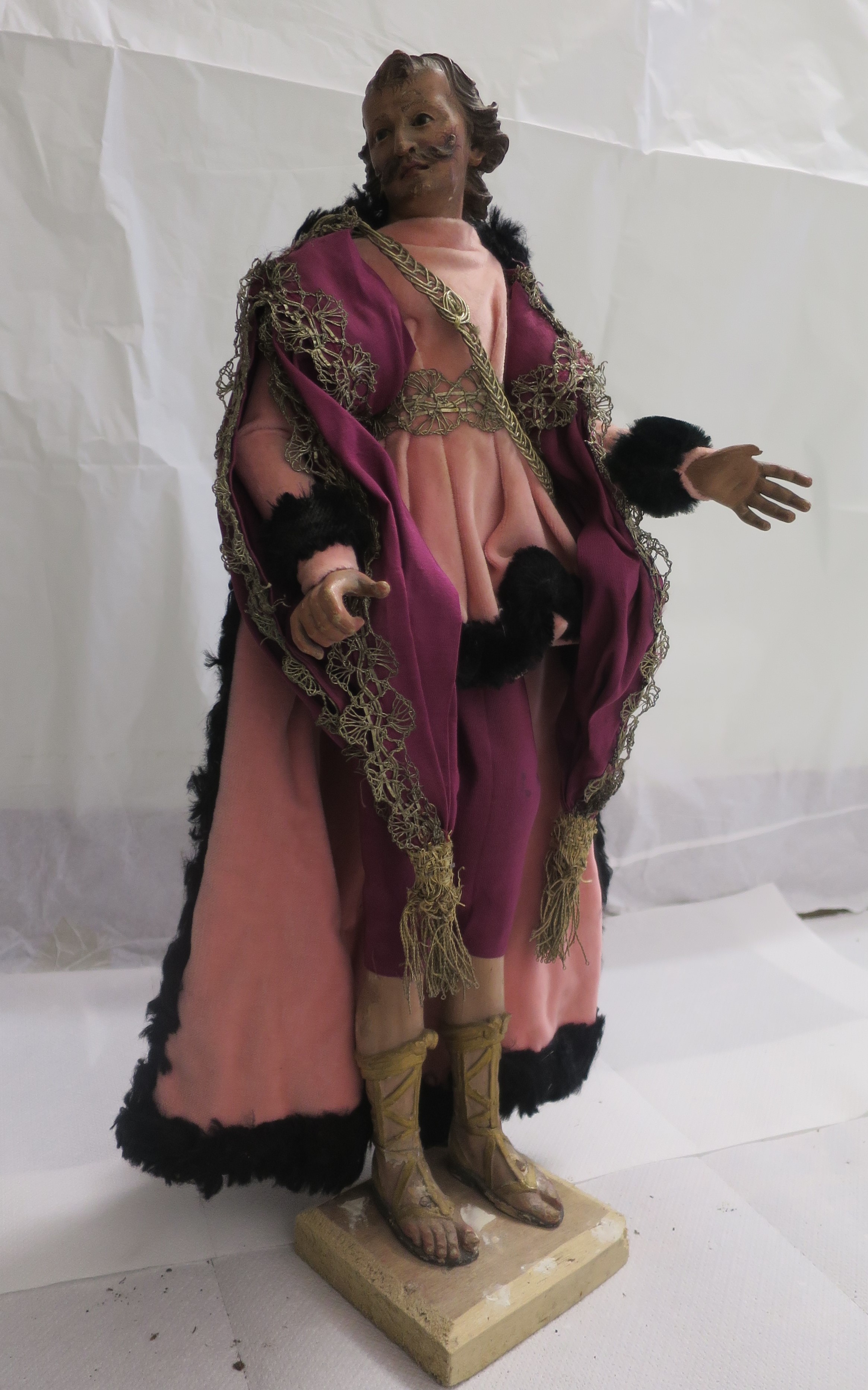 Uomo con caligae (statuetta di presepio, elemento d'insieme) - manifattura genovese (XVIII)