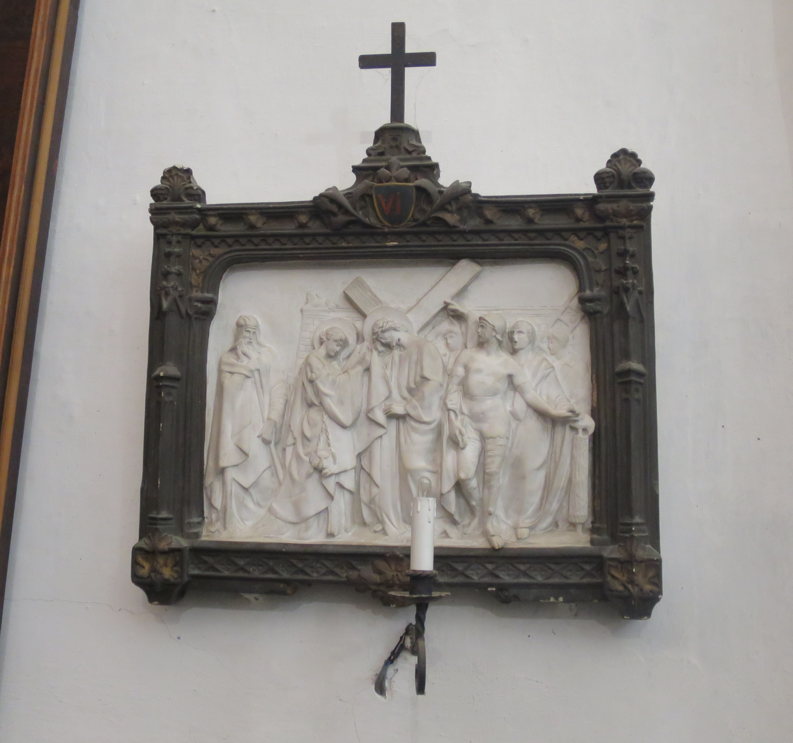 Via Crucis - Stazione VI, Santa Veronica asciuga il volto di Cristo (rilievo, elemento d'insieme) - ambito francese (terzo quarto XIX)
