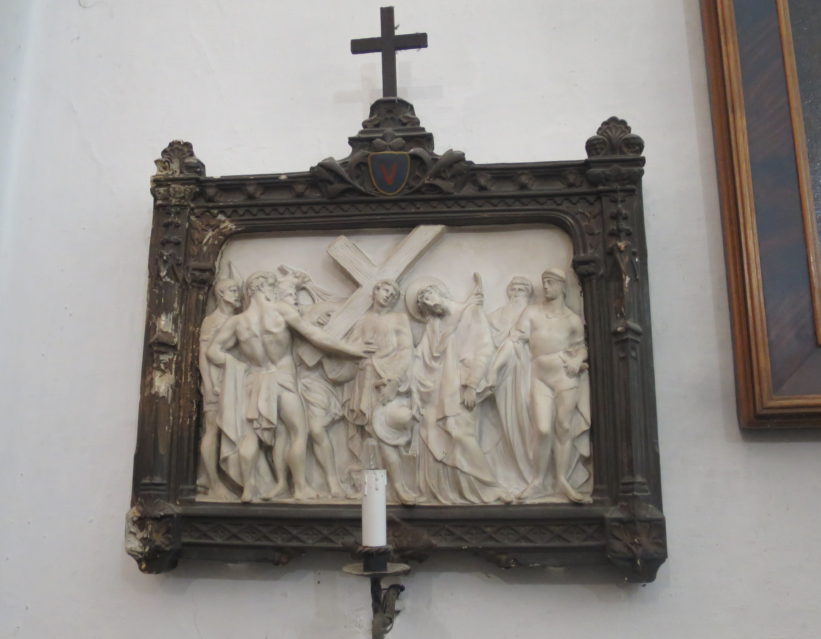Via Crucis - Stazione V, Cristo è aiutato da Simone di Cirene a portare la croce (rilievo, elemento d'insieme) - ambito francese (terzo quarto XIX)