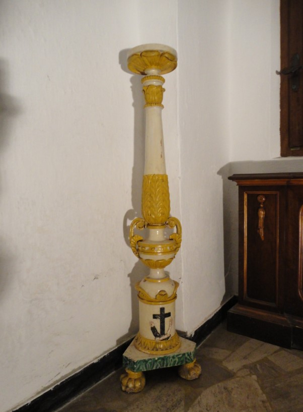 motivi decorativi vegetali e stemma francescano (candeliere) - ambito ligure (prima metà XIX)