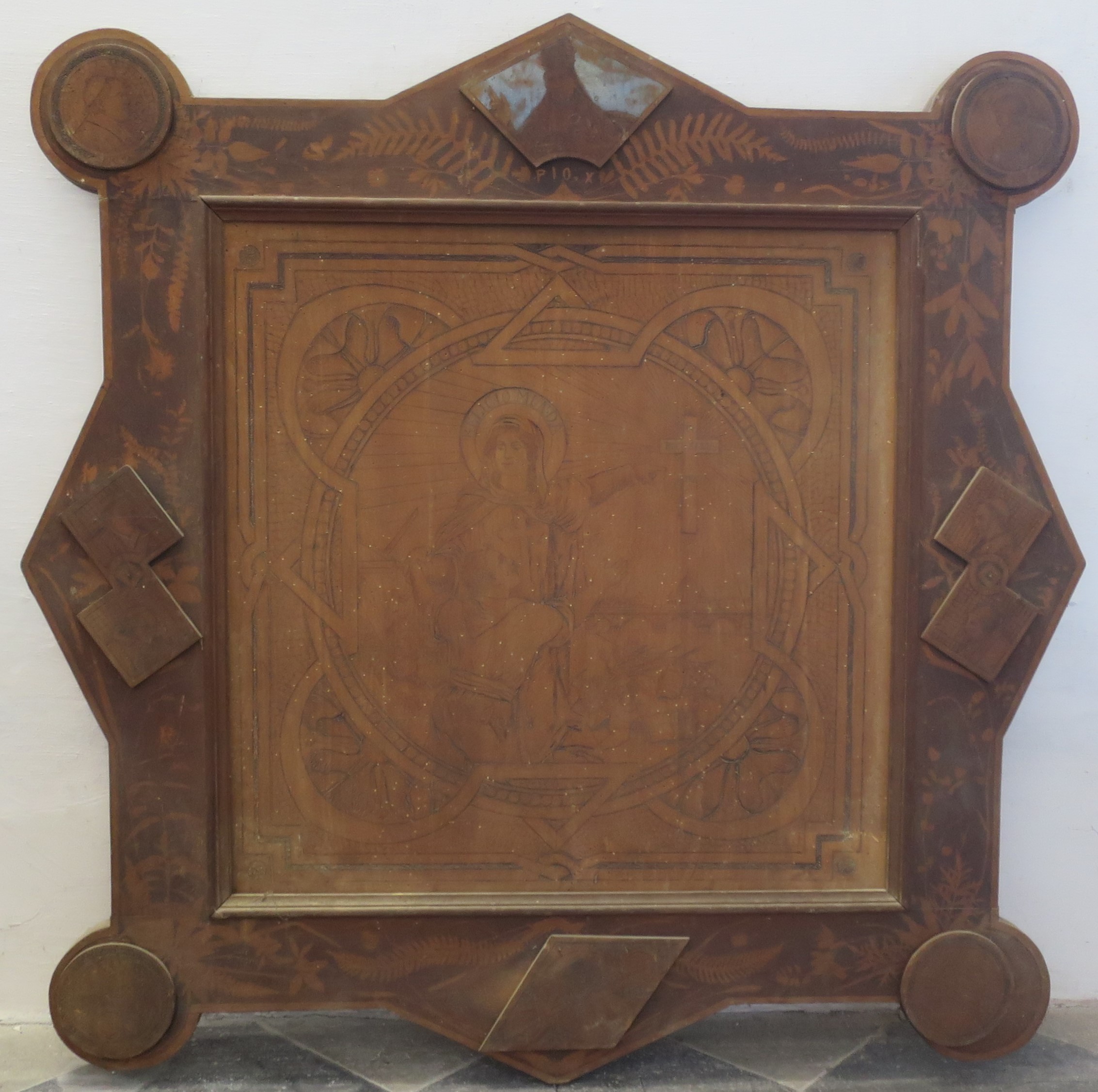 Madonna con devoto, ritratti di ecclesiastici, motivi decorativi geometrici, vegetali e floreali (pannello) - ambito ligure (prima metà XX)