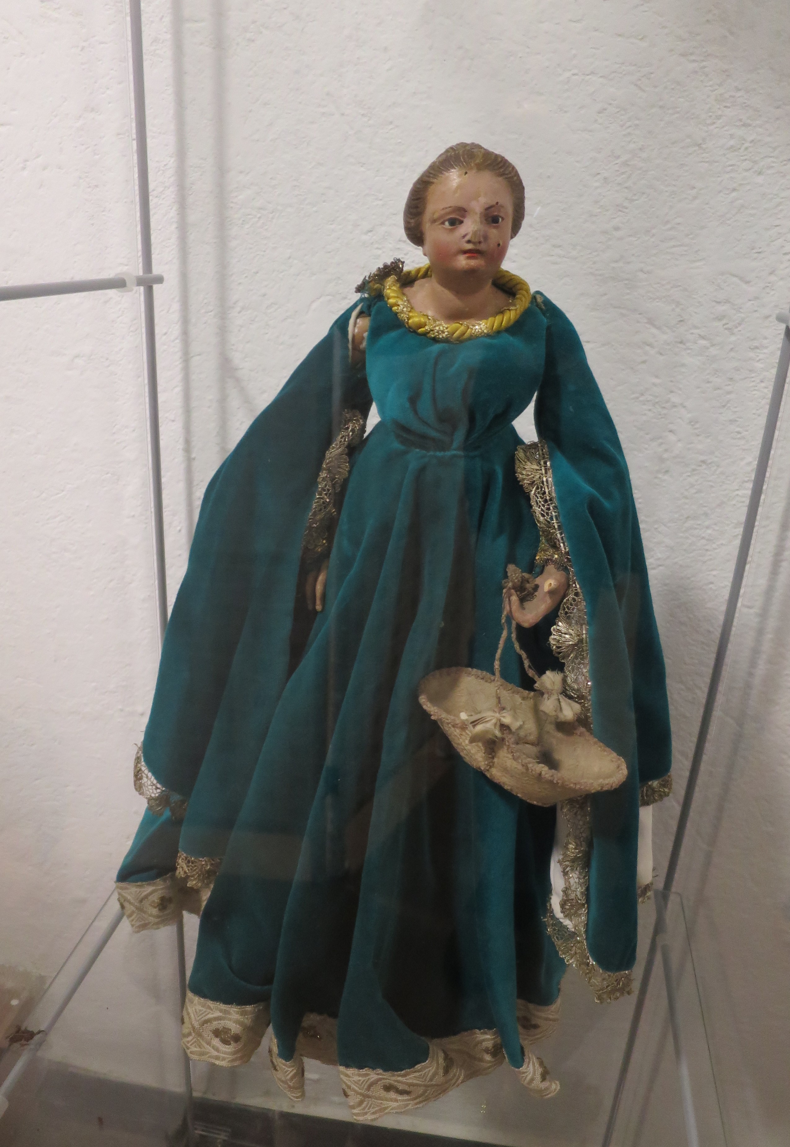 Donna con cesto (statuetta di presepio, elemento d'insieme) - manifattura genovese (XVIII)