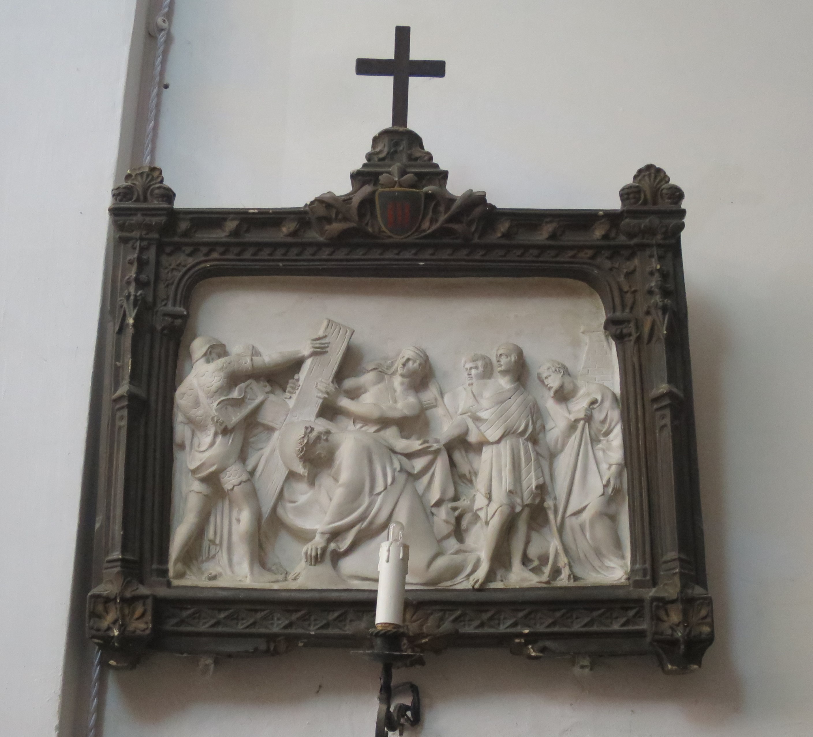 Via Crucis - Stazione III, Cristo cade per la prima volta (rilievo, elemento d'insieme) - ambito francese (terzo quarto XIX)