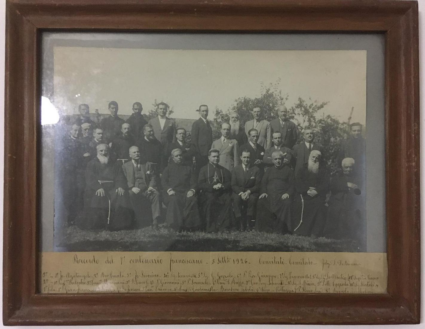 Ritratto di gruppo in ricordo del VII Centenario Francescano (stampa) di De Bernardi P (XX)