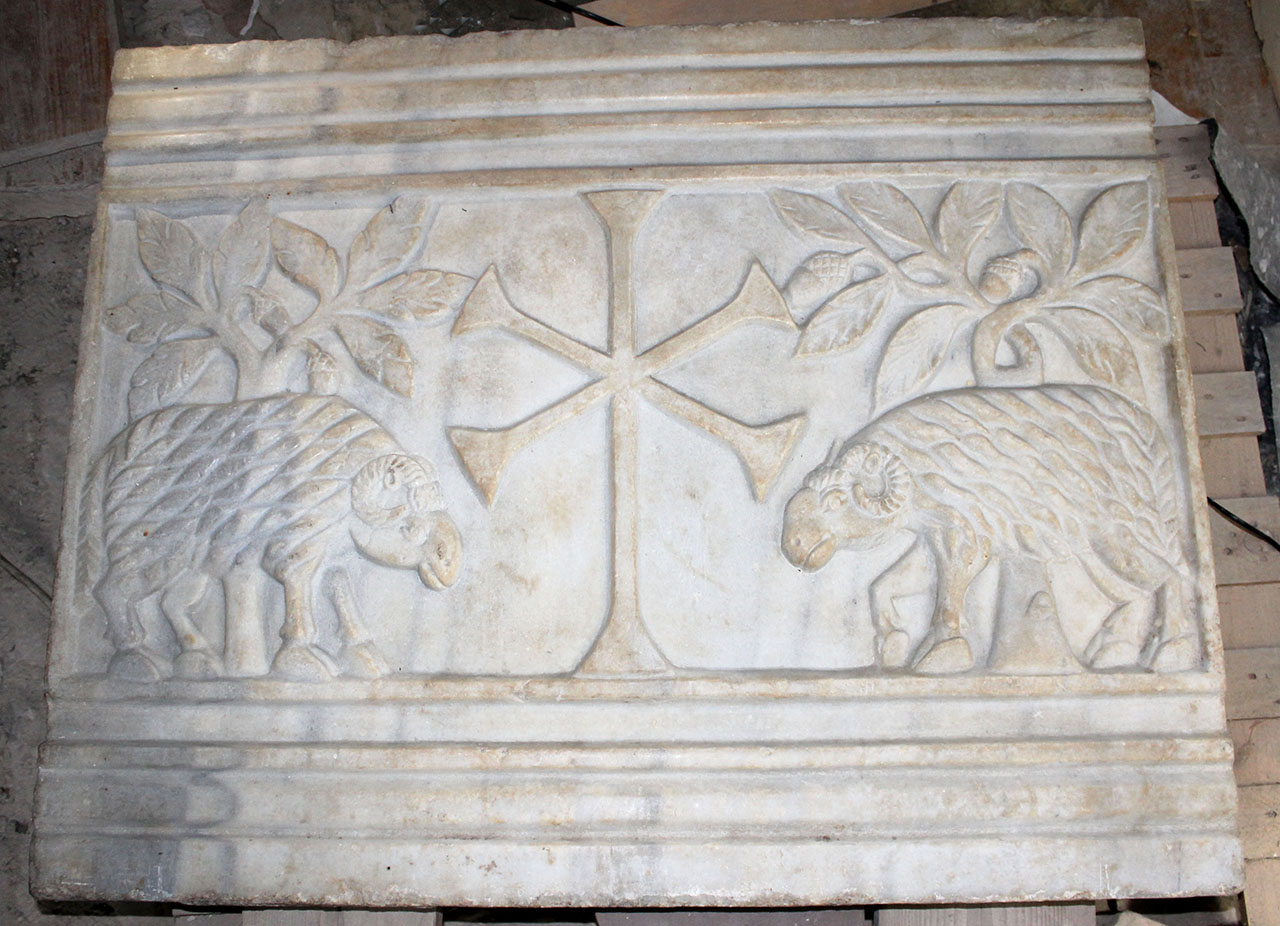 monogramma di Cristo, arieti e querce (pluteo) - ambito ravennate (primo quarto VI)