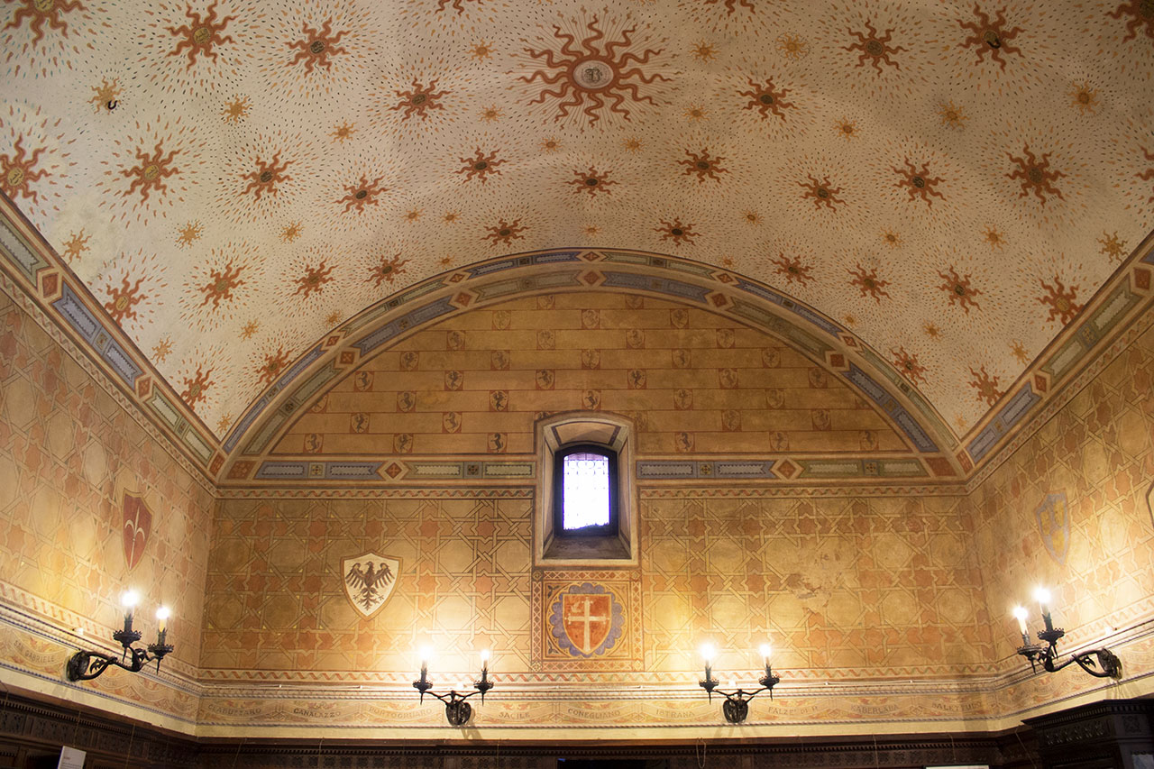 stemmi, motivo decorativo a intreccio, stemma cavallino rampante, cielo stellato (dipinto murale, complesso decorativo) di Benini Lucio (XX)