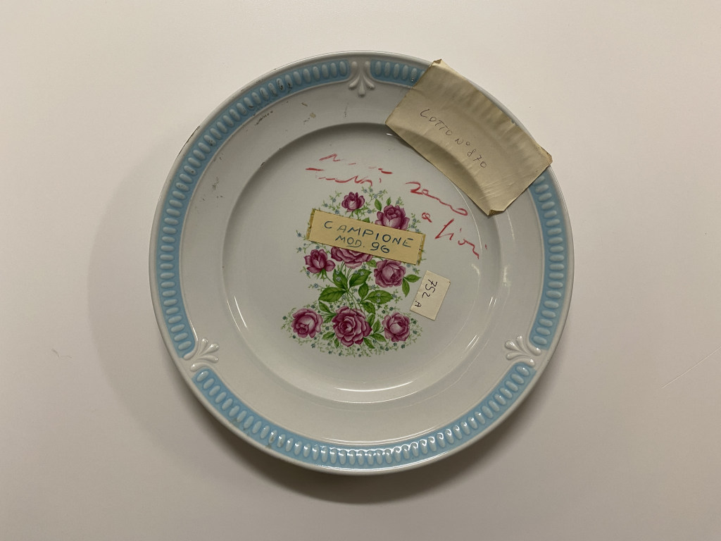 motivi decorativi floreali, motivi decorativi vegetali (piatto piano, opera isolata) - ambito friulano (terzo quarto XX)