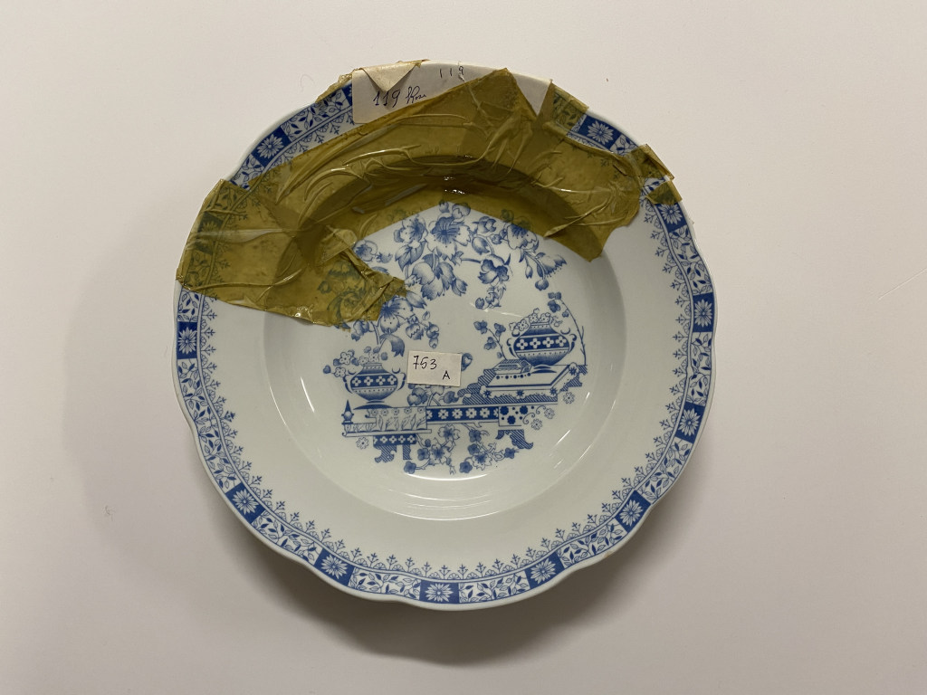 motivi decorativi di fantasia, motivi decorativi floreali (piatto fondo, opera isolata) - ambito friulano (terzo quarto XX)