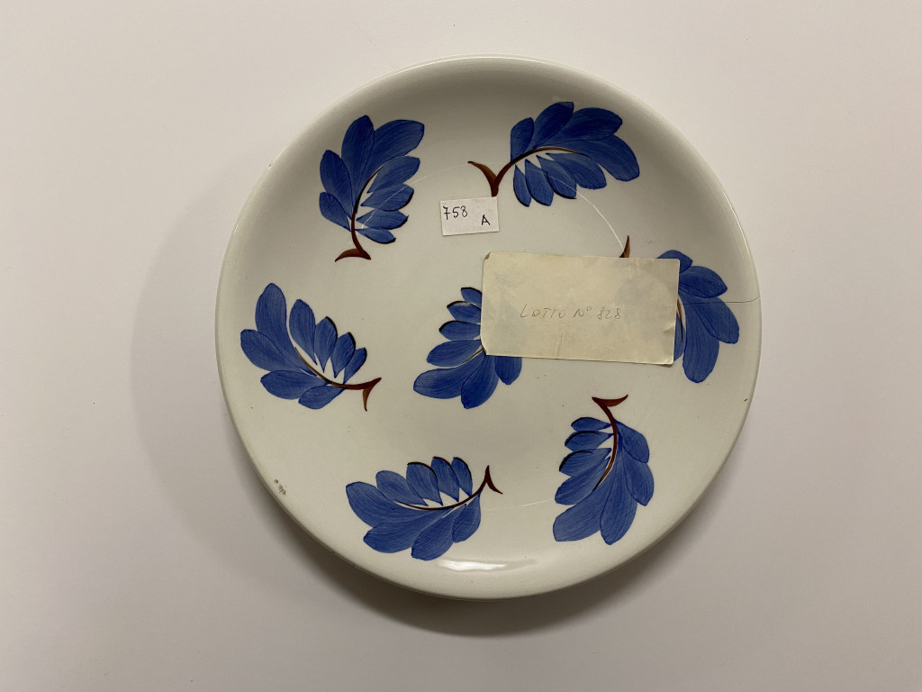 motivi decorativi vegetali (piatto piano, opera isolata) - ambito friulano (seconda metà XX)