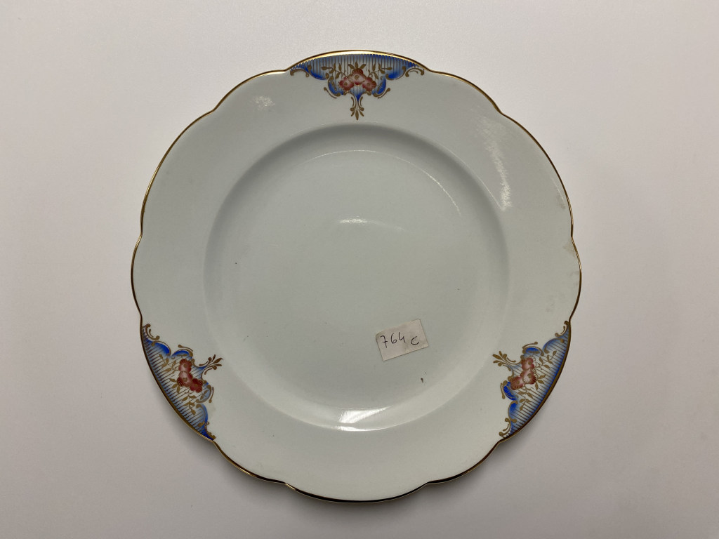 motivi decorativi floreali, festone (piatto piano, opera isolata) - ambito friulano (seconda metà XX)