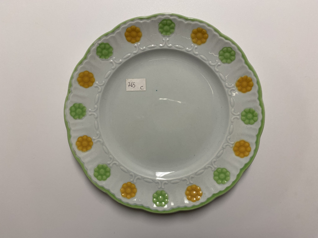 motivi decorativi floreali, motivi decorativi vegetali, motivi decorativi rocaille (piatto piano, opera isolata) - ambito friulano (terzo quarto XX)