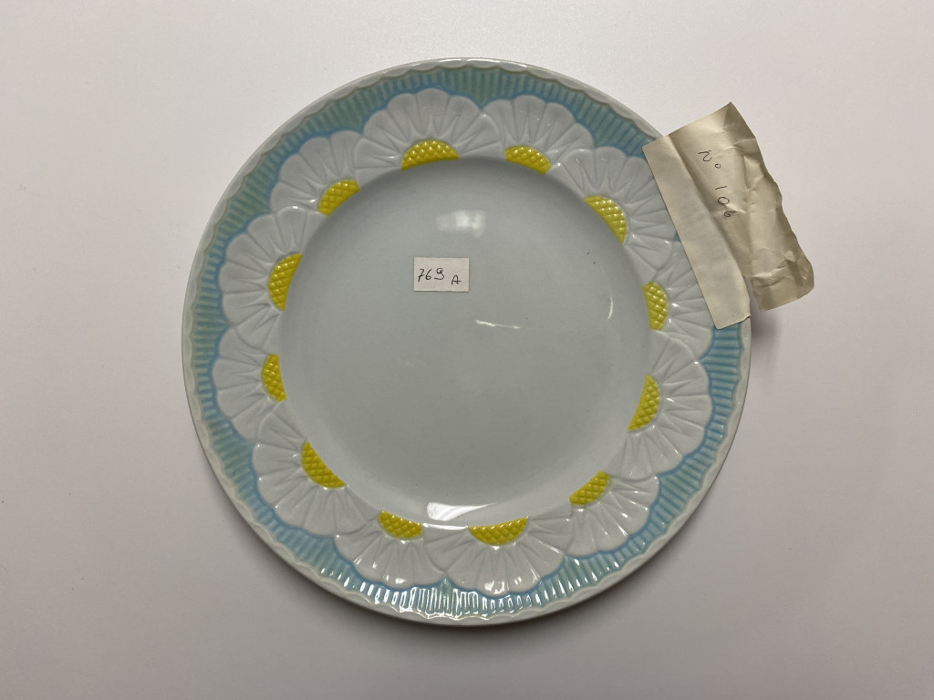 motivi decorativi floreali, motivi decorativi geometrici (piatto piano, opera isolata) - ambito friulano (terzo quarto XX)