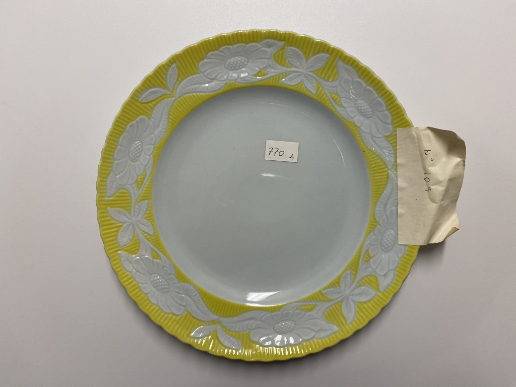 motivi decorativi floreali, motivi decorativi geometrici (piatto piano, opera isolata) - ambito friulano (terzo quarto XX)