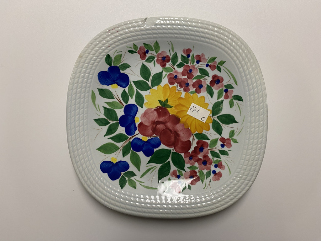 motivi decorativi floreali, motivi decorativi a intreccio (piatto piano, opera isolata) - ambito friulano (seconda metà XX)