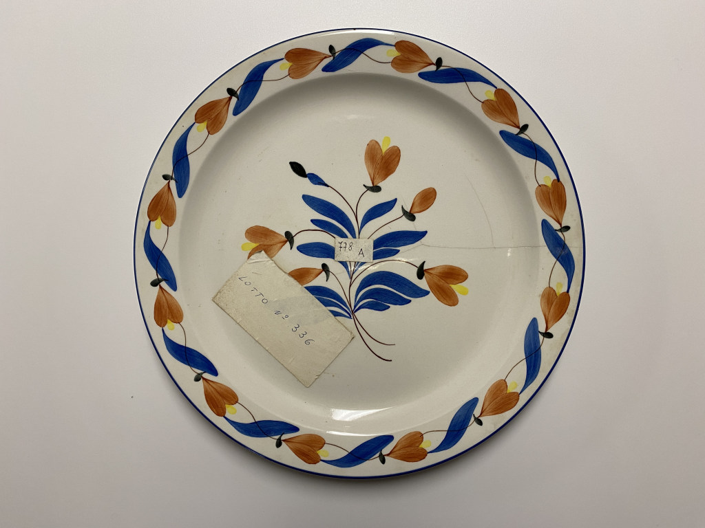 motivi decorativi floreali (piatto piano, opera isolata) - ambito friulano (seconda metà XX)