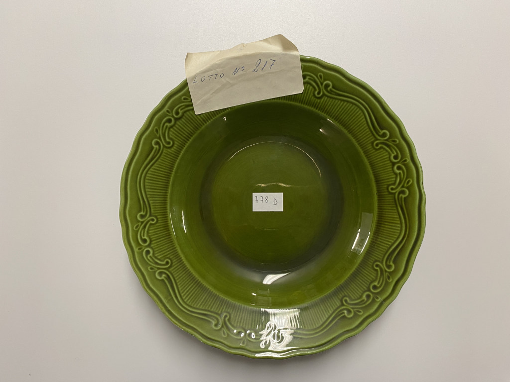 motivi decorativi rocailles, motivi decorativi geometrici (piatto fondo, opera isolata) - ambito friulano (seconda metà XX)