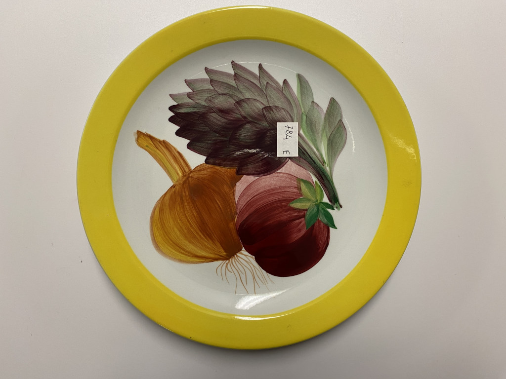 motivi decorativi vegetali (piatto piano, opera isolata) - ambito friulano (terzo quarto XX)