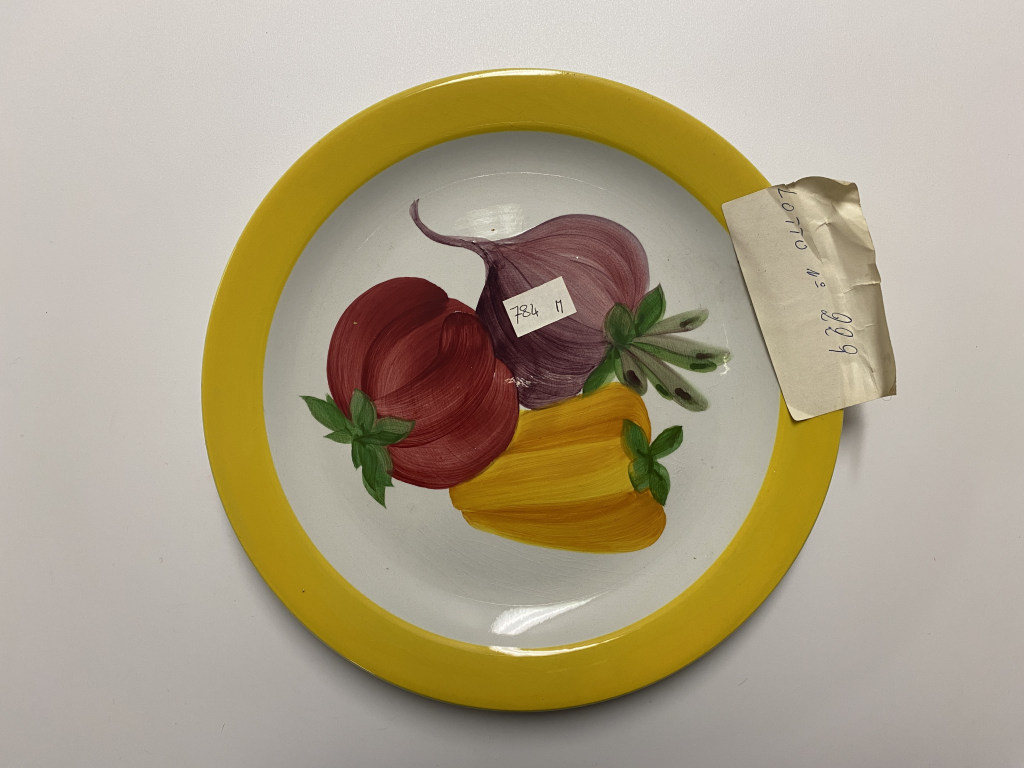 motivi decorativi vegetali (piatto piano, opera isolata) - ambito friulano (terzo quarto XX)