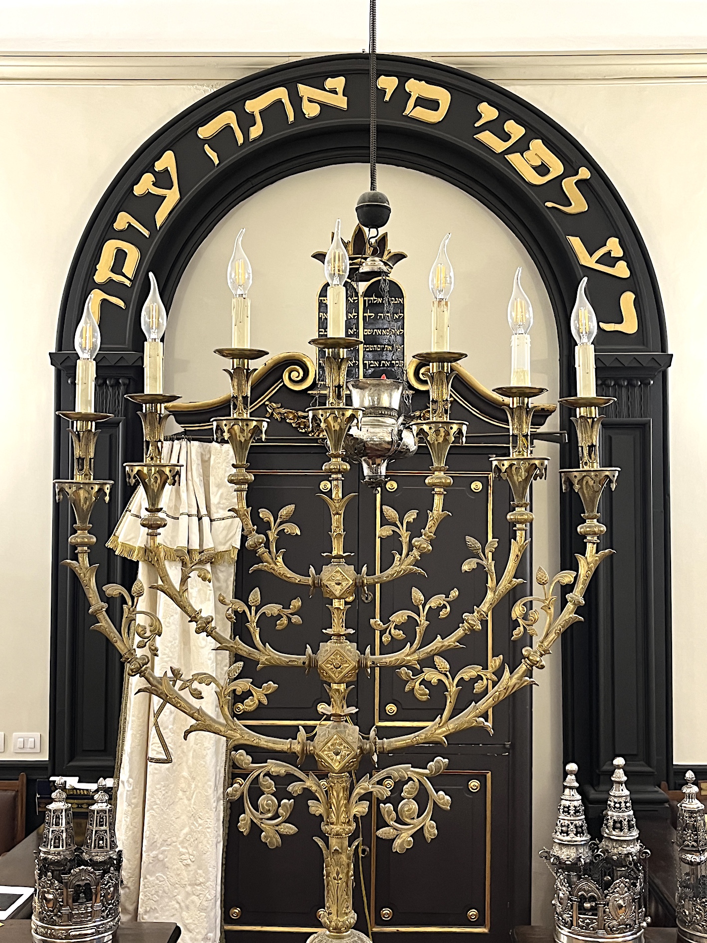 cornice dell'Aron ha-qodesh - manifattura italiana, ambito campano, Ambito ebraico (prima metà XX secolo)