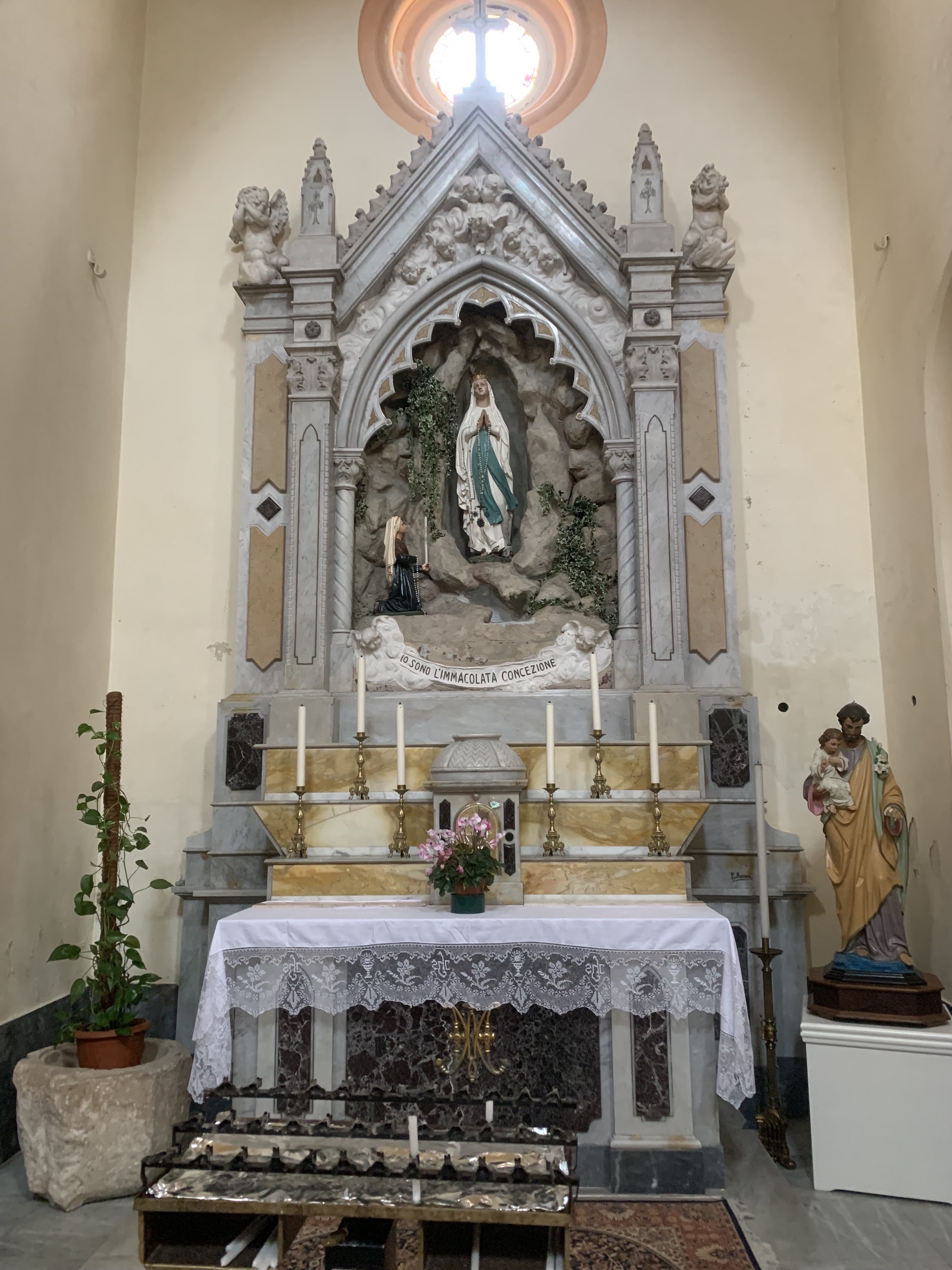 altare - a edicola, complesso decorativo di Fausto Sanna (attribuito) - bottega sassarese (seconda metà XX)