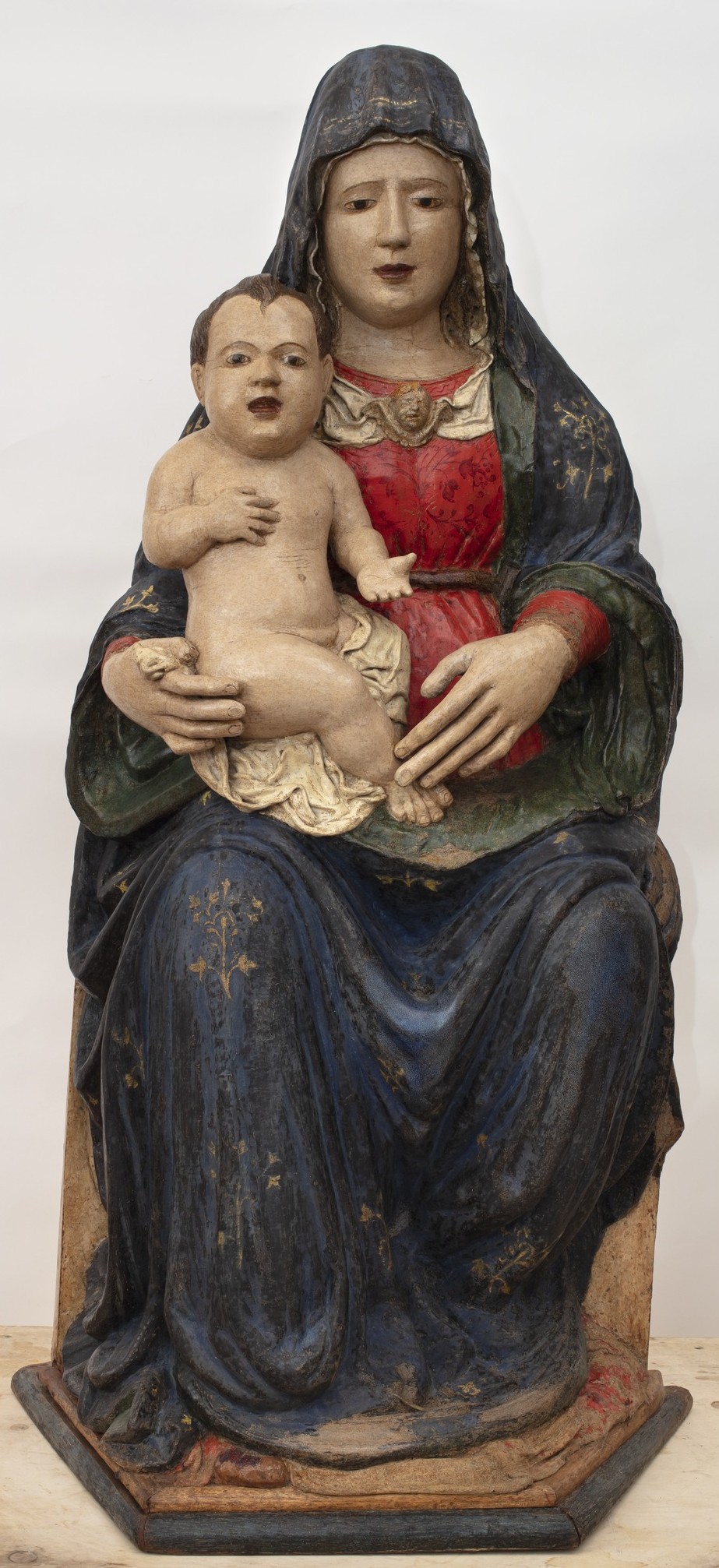 Madonna col Bambino (statua, elemento d'insieme) - bottega Italia centrale (prima metà sec. XVI)
