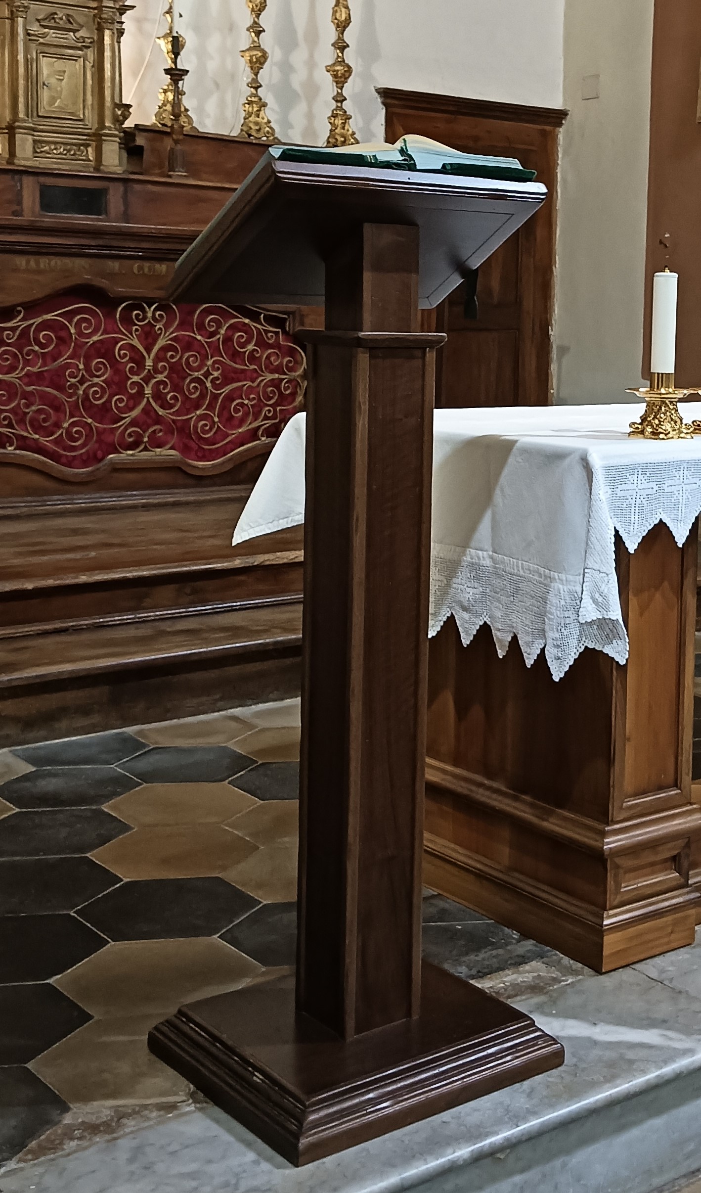 leggio d'altare - ambito Italia centrale (inizio XXI)