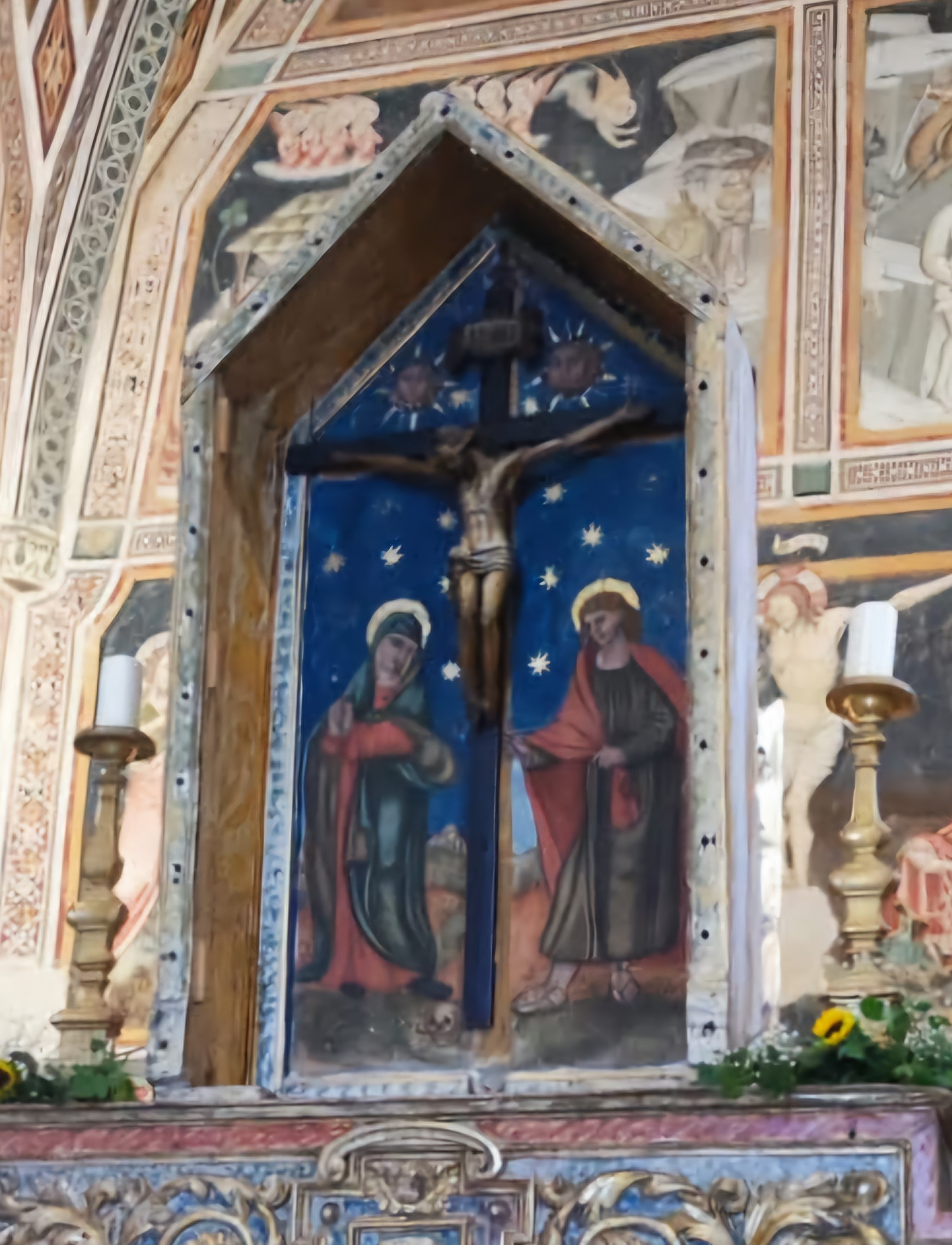 Gesù crocifisso, Madonna e San Giovanni dolenti (edicola devozionale, elemento d'insieme) - ambito tosco-umbro (prima metà sec. XV)